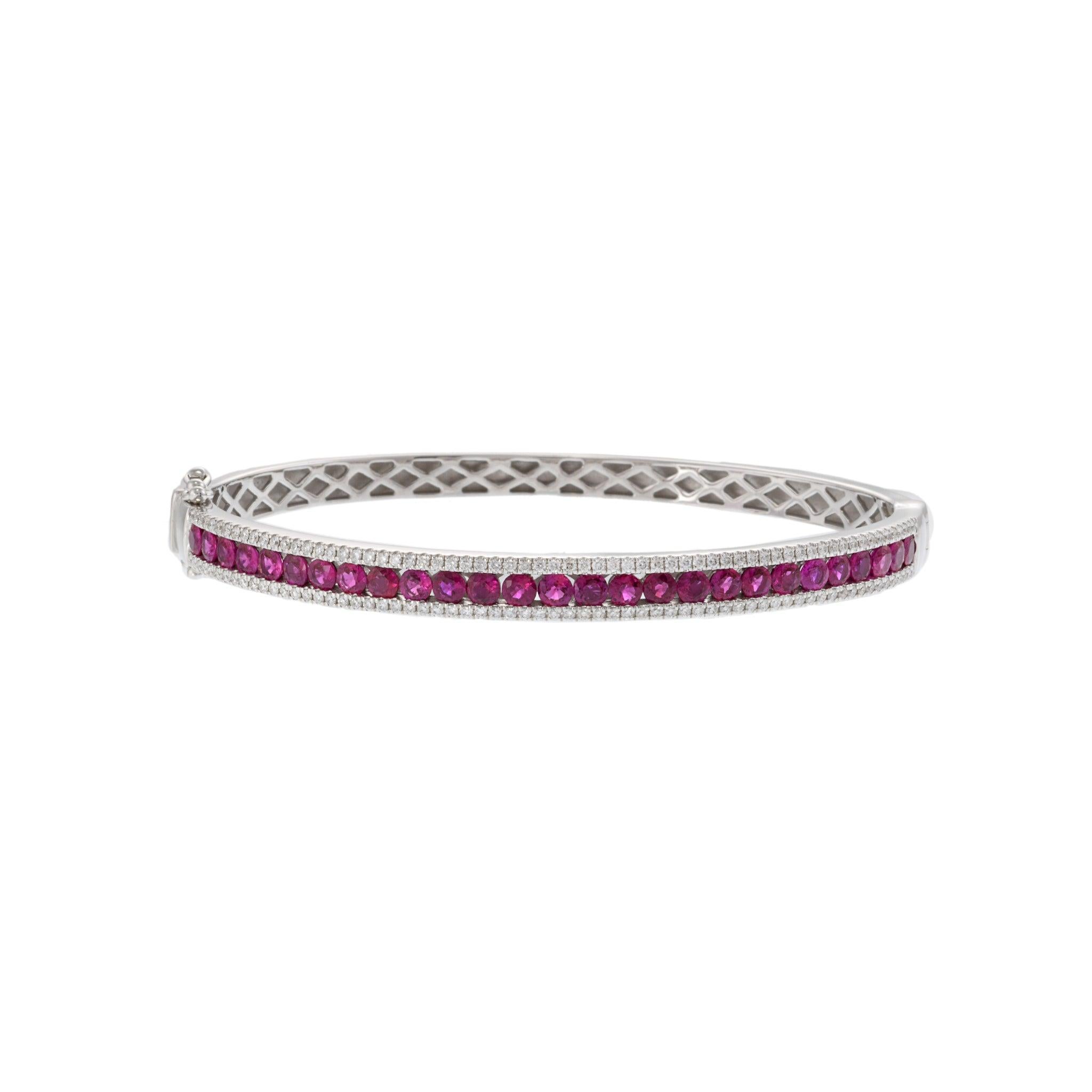 Bracciale in oro bianco 14KT con diamanti e rubini taglio rotondo. Questo squisito bracciale è caratterizzato da diamanti taglio rotondo per un peso totale di 0,84 carati e da rubini vibranti per un peso totale di 3,66 carati. Realizzato in lussuoso