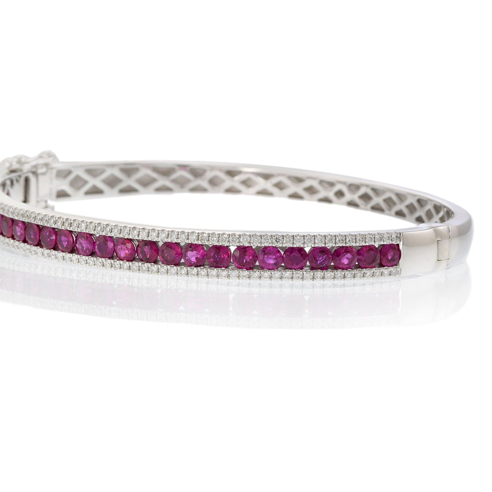 Taglio rotondo Bracciale Bangle in oro bianco 14KT con diamanti e rubini taglio rotondo in vendita