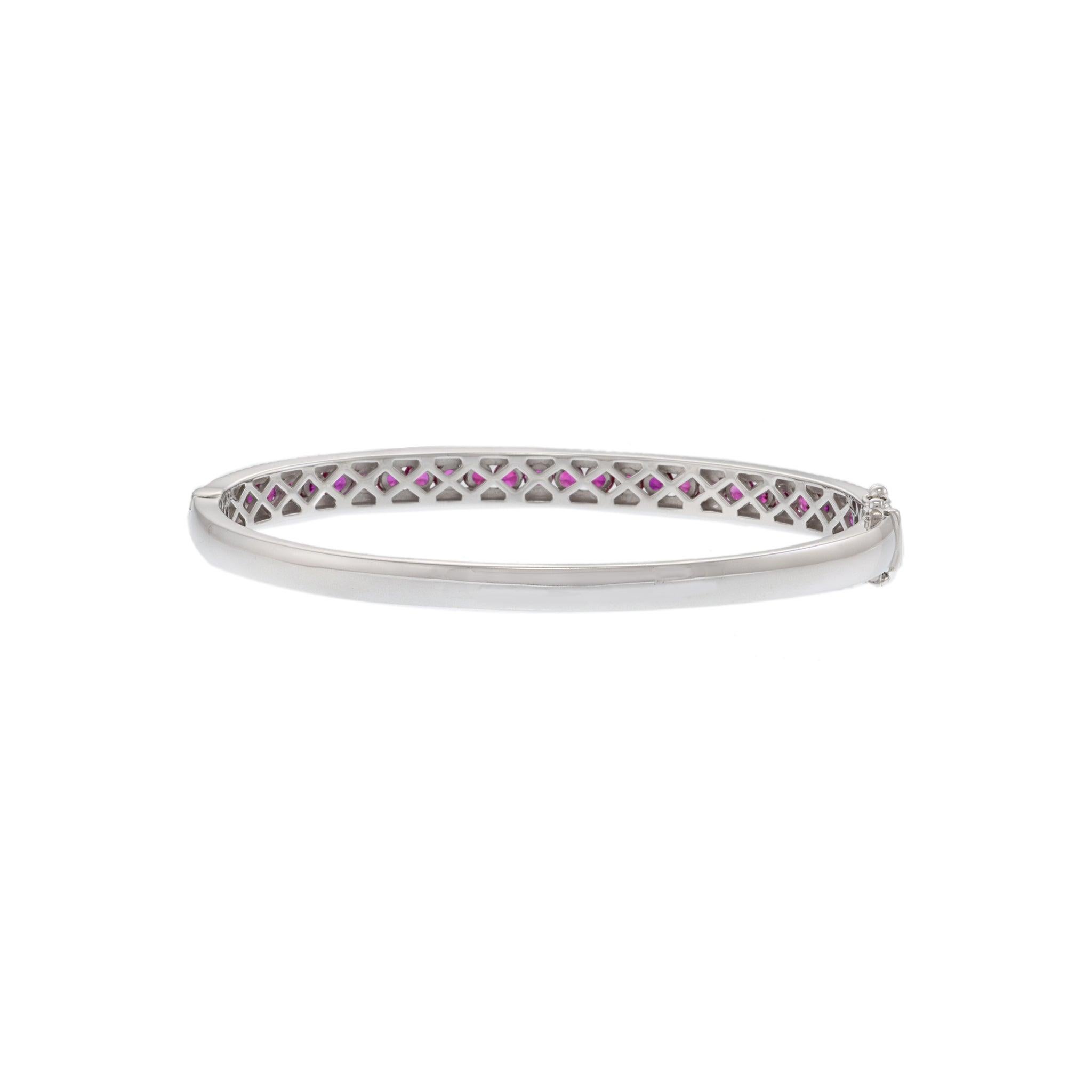 Bracciale Bangle in oro bianco 14KT con diamanti e rubini taglio rotondo In condizioni Nuovo in vendita a New York, NY