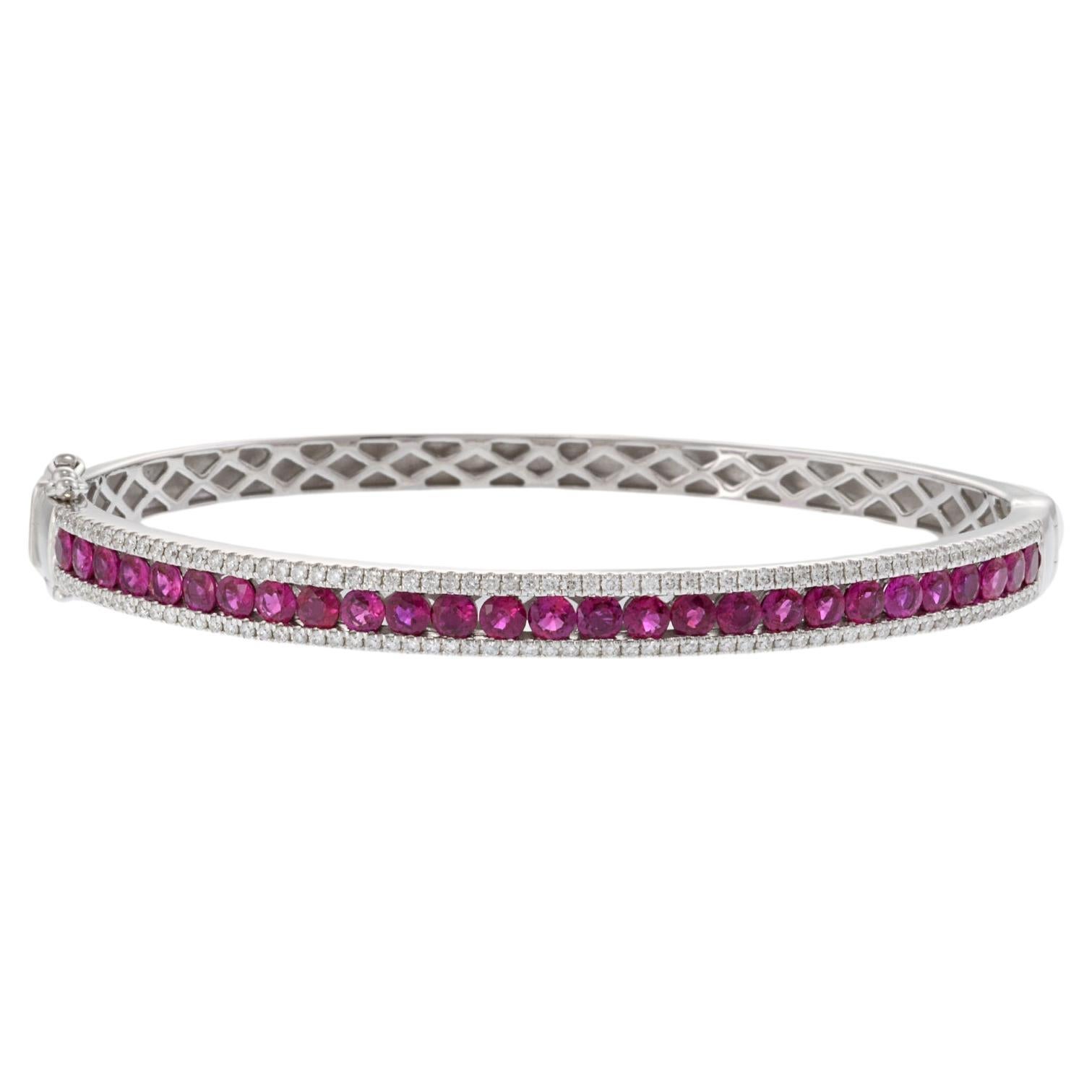 Pulsera brazalete de oro blanco de 14 quilates con diamantes y rubíes talla redonda