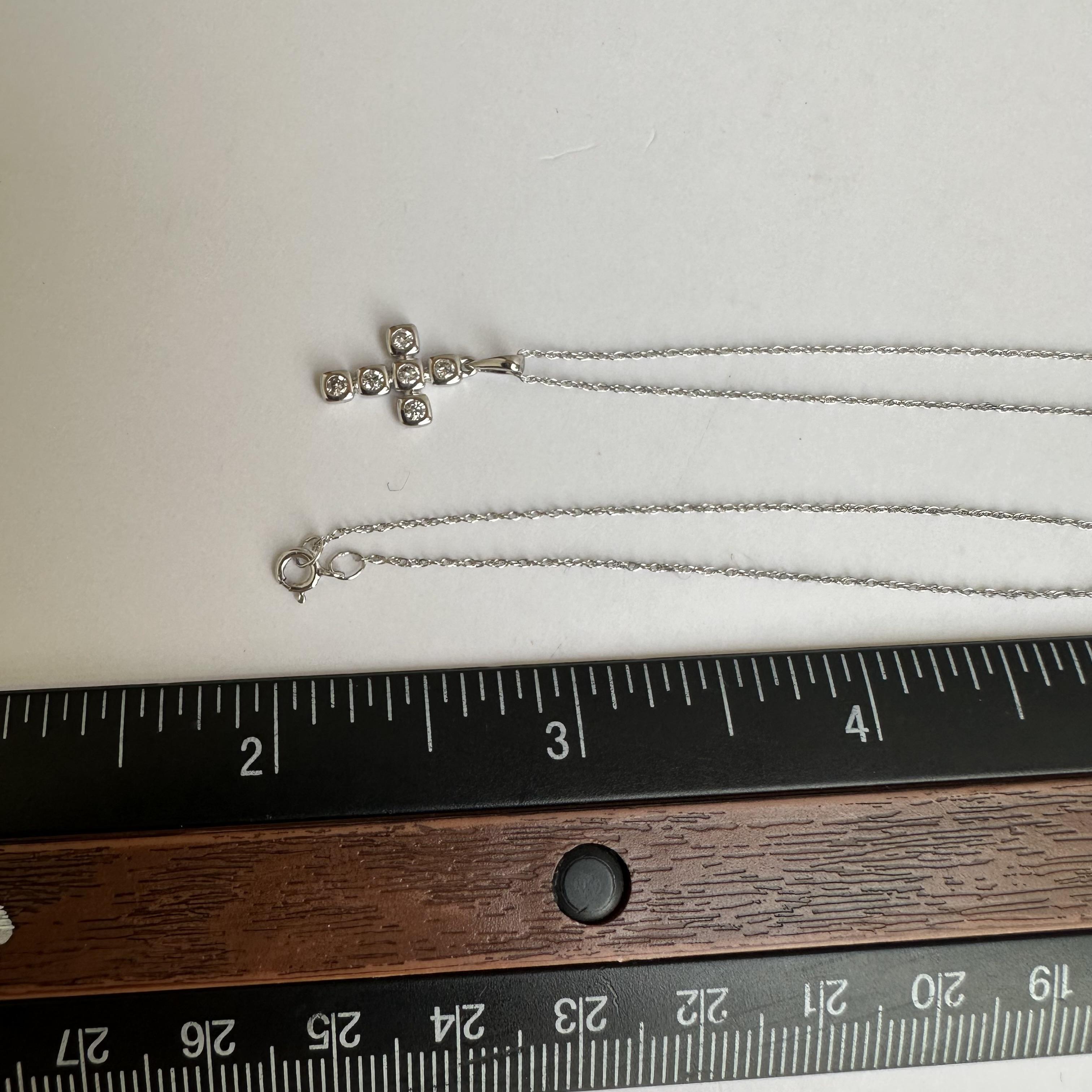 14kt Weißgold Kreuz-Halskette mit Diamanten in Lünettenfassung - 0,16ctw GH I1 Diamanten, neu Damen