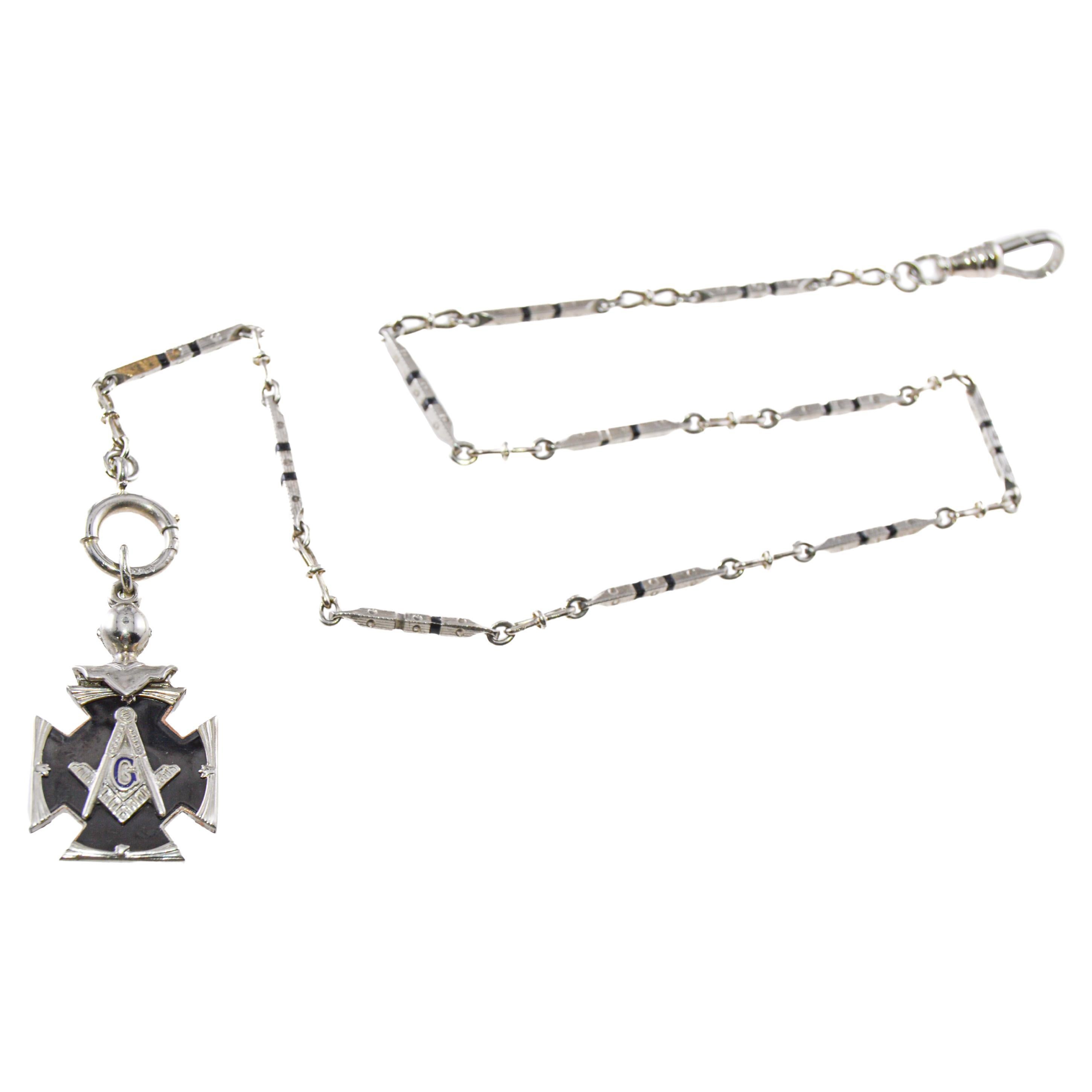 Chaîne de bracelet et porte-monnaie maçonnique en or blanc 14Kt et émail noir circa 1920-30's en vente