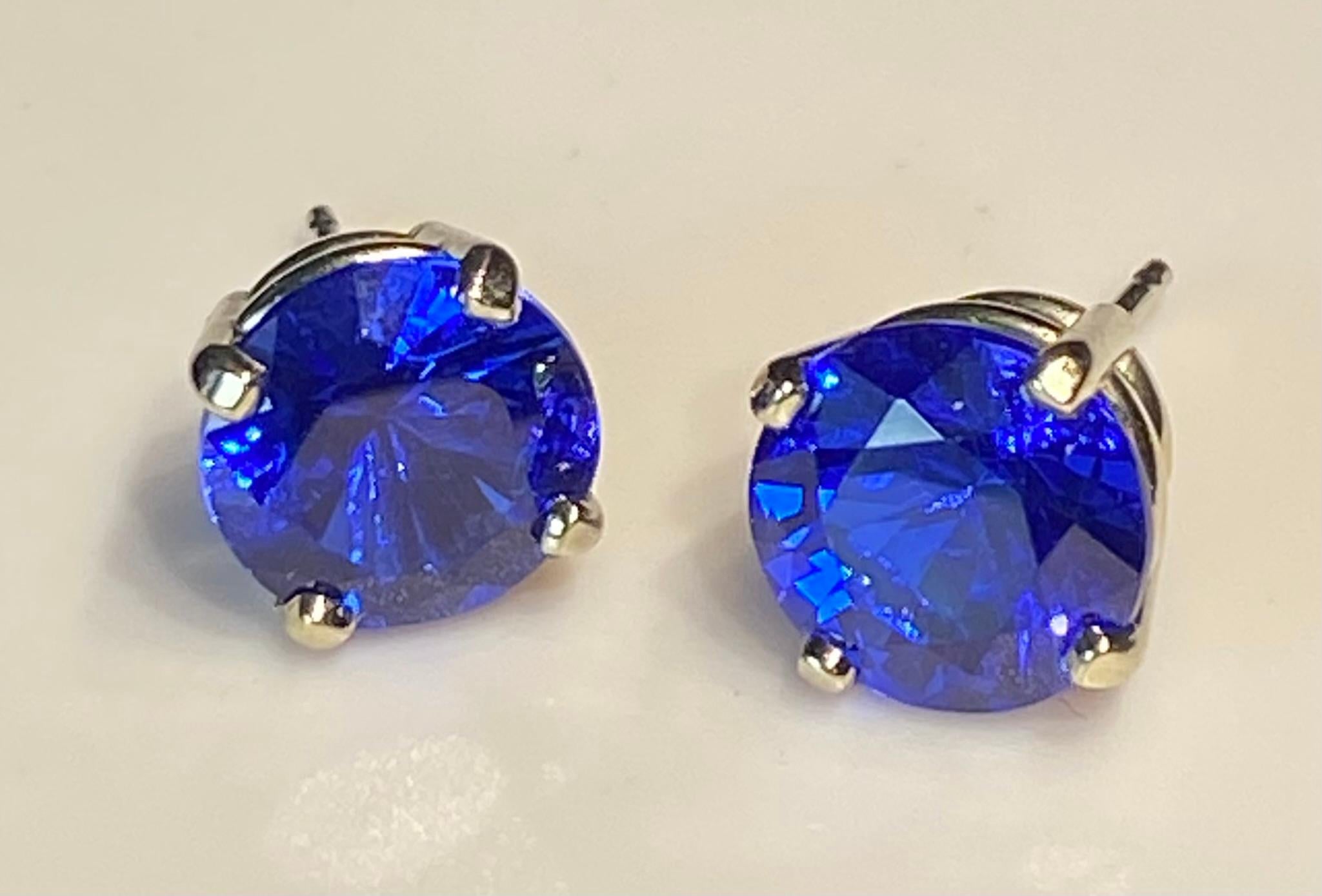 14kt White Gold Stud Earrings set with Blue Garnets In New Condition For Sale In Seattle, WA