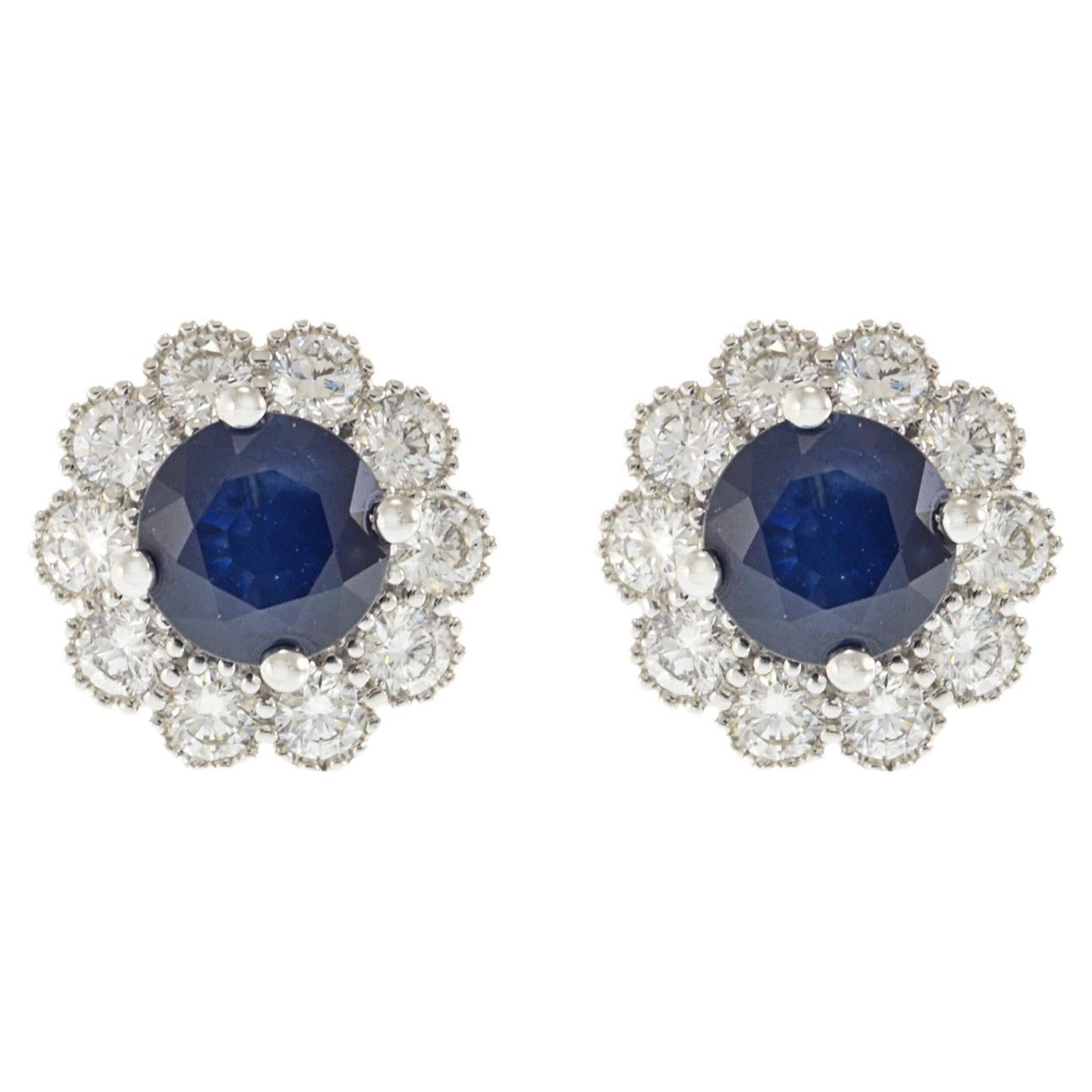 Pendientes Halo de Zafiro Azul y Diamante de Oro Blanco de 14 KT