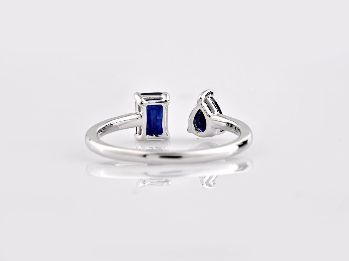Taglio a goccia Anello aperto in oro bianco 14KT con zaffiro blu e diamante Toi et Moi in vendita