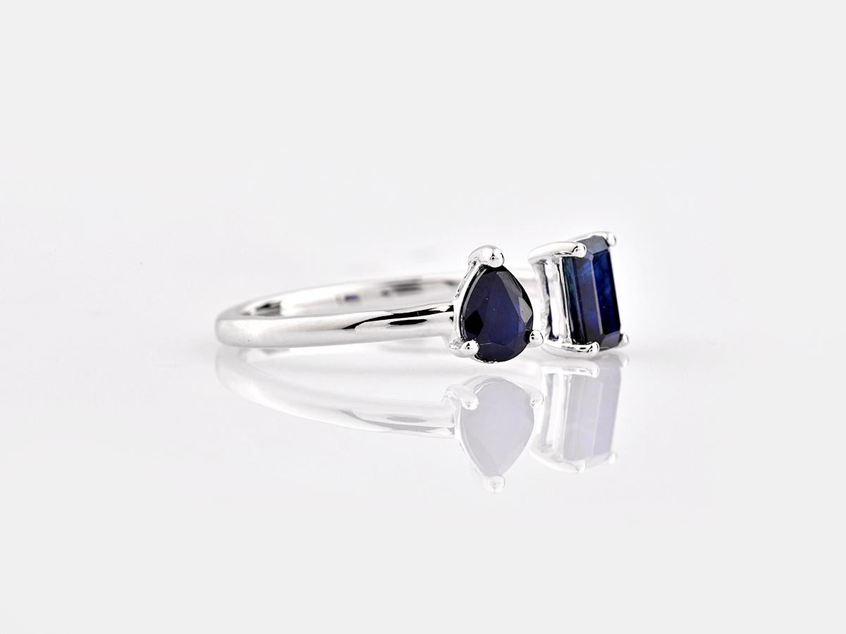 Anello aperto in oro bianco 14KT con zaffiro blu e diamante Toi et Moi In condizioni Nuovo in vendita a Antwerp, BE