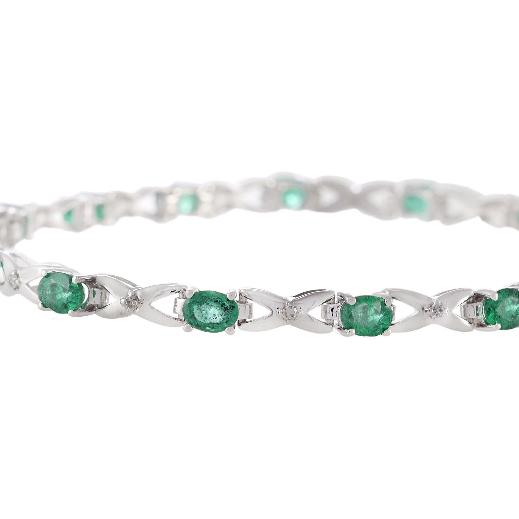 14KT White Gold Bracelet with Round Cut Diamonds and Oval Emeralds In New Condition For Sale In New York, NY