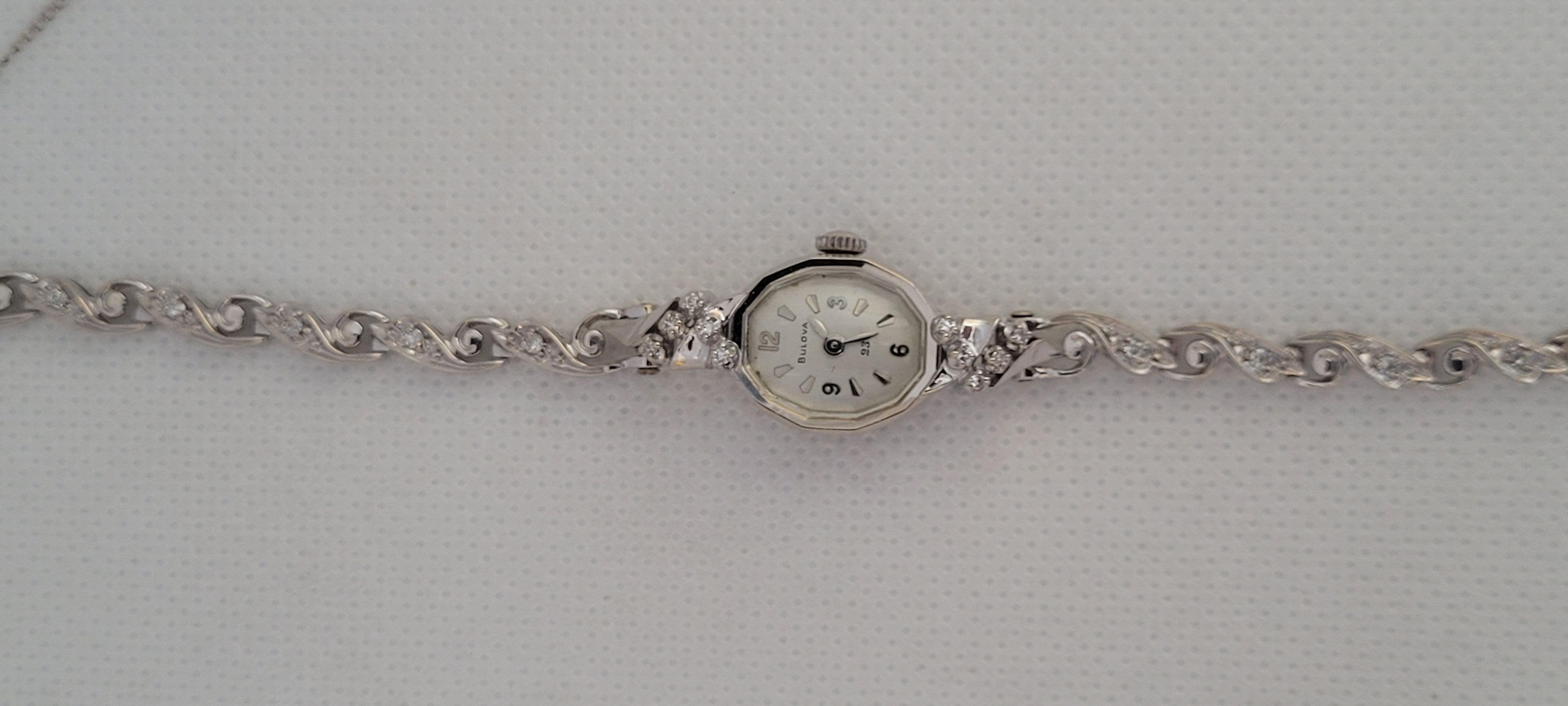 14kt White Gold Bulova Diamond Watch Ladies Serviced Working Warranty 7 Inches Zu verkaufen ist eine atemberaubende Damen Bulova Diamant-Uhr in 14kt Weißgold gefertigt. Diese Art-Deco-Uhr im Vintage-Stil wurde vollständig gewartet und befindet sich