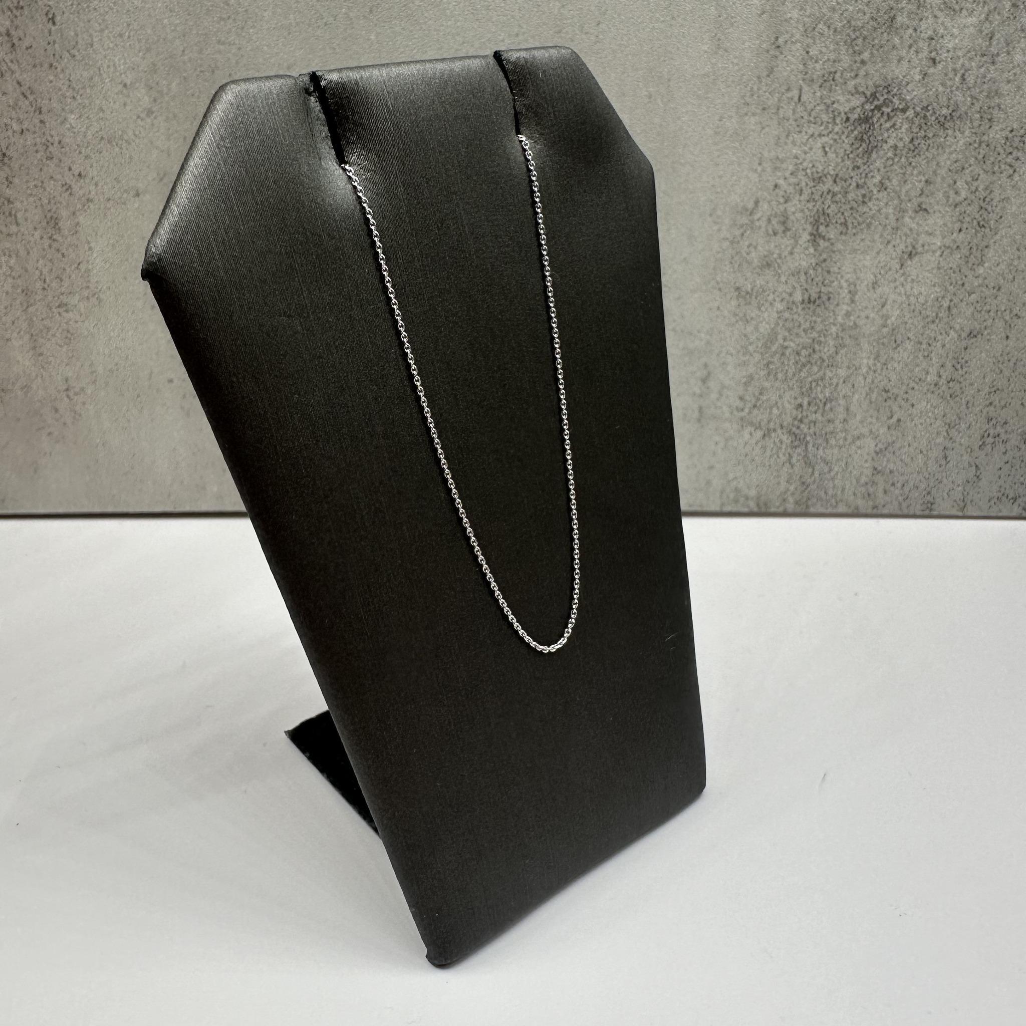Questa elegante catena a cavo in oro bianco 14kt è lunga 18 pollici e pesa solo 1,09 grammi, il che la rende perfetta per essere abbinata a un piccolo ciondolo. La chiusura a moschettone garantisce una vestibilità sicura e il suo design elegante si