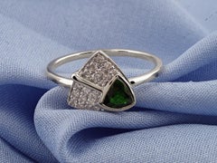 Anillo abstracto geométrico de oro blanco de 14 quilates con diópsido cromado y pavé de diamantes