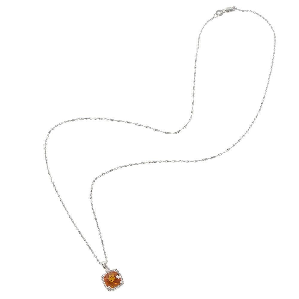 Una vivace esplosione di colore incontra un'eleganza senza tempo in questa accattivante collana con ciondolo. Incastonata in un luminoso oro bianco 14KT, una gemma di citrino dal taglio a cuscino del peso di 1,33 carati è circondata da una delicata