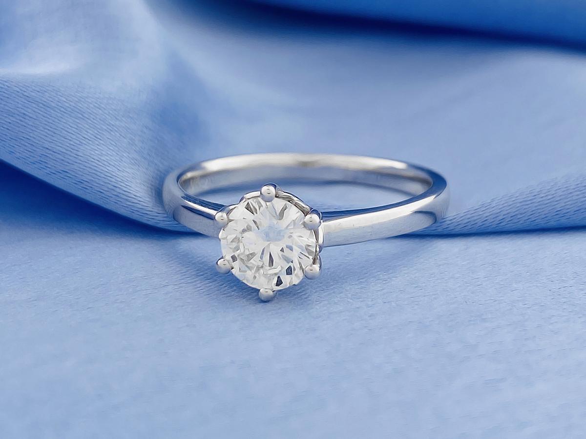 Contemporain Bague de fiançailles solitaire en or blanc 14KT avec diamant rond classique en vente
