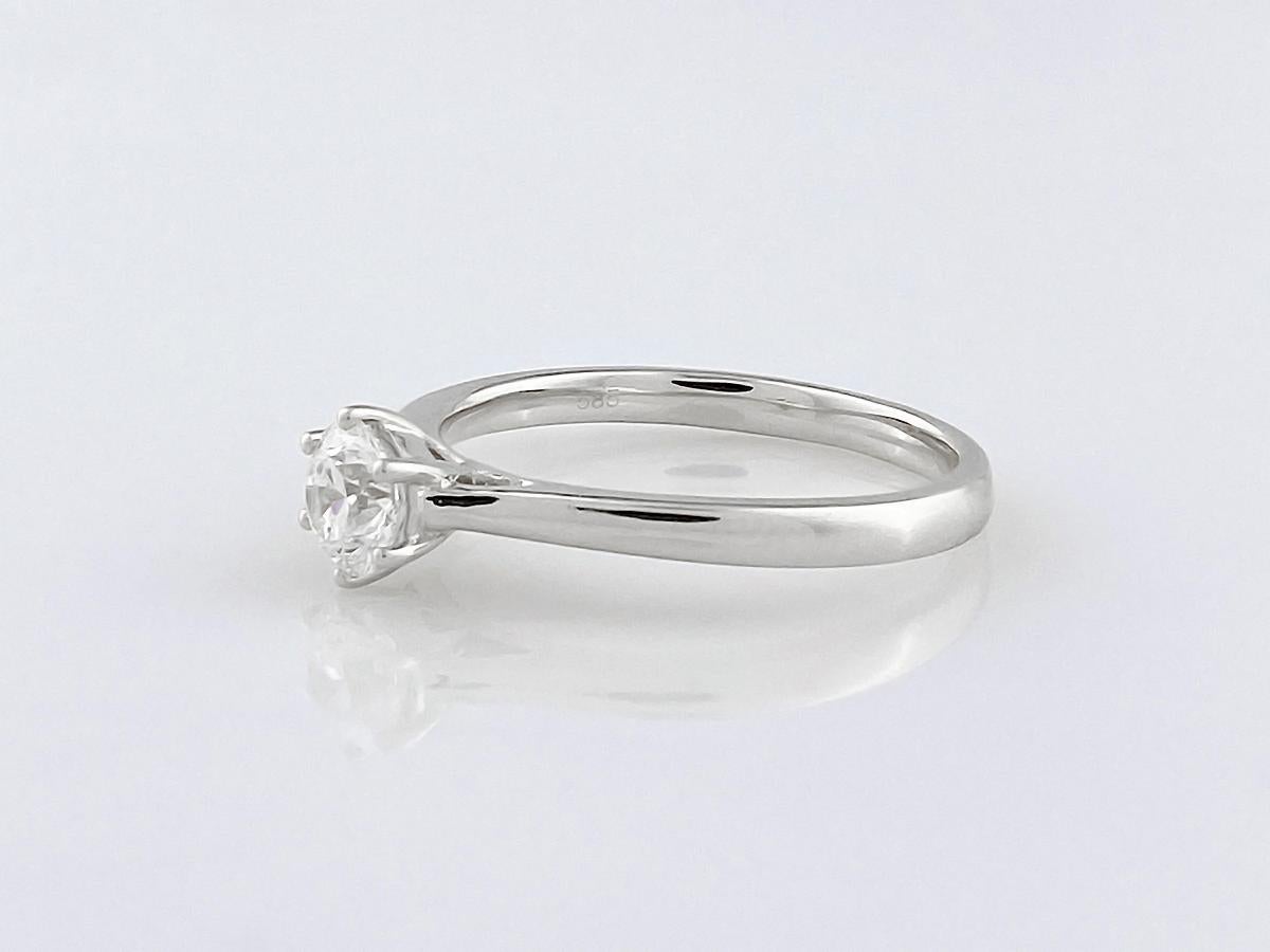 Anillo de compromiso solitario con diamante redondo clásico de oro blanco de 14 quilates Corte brillante en venta