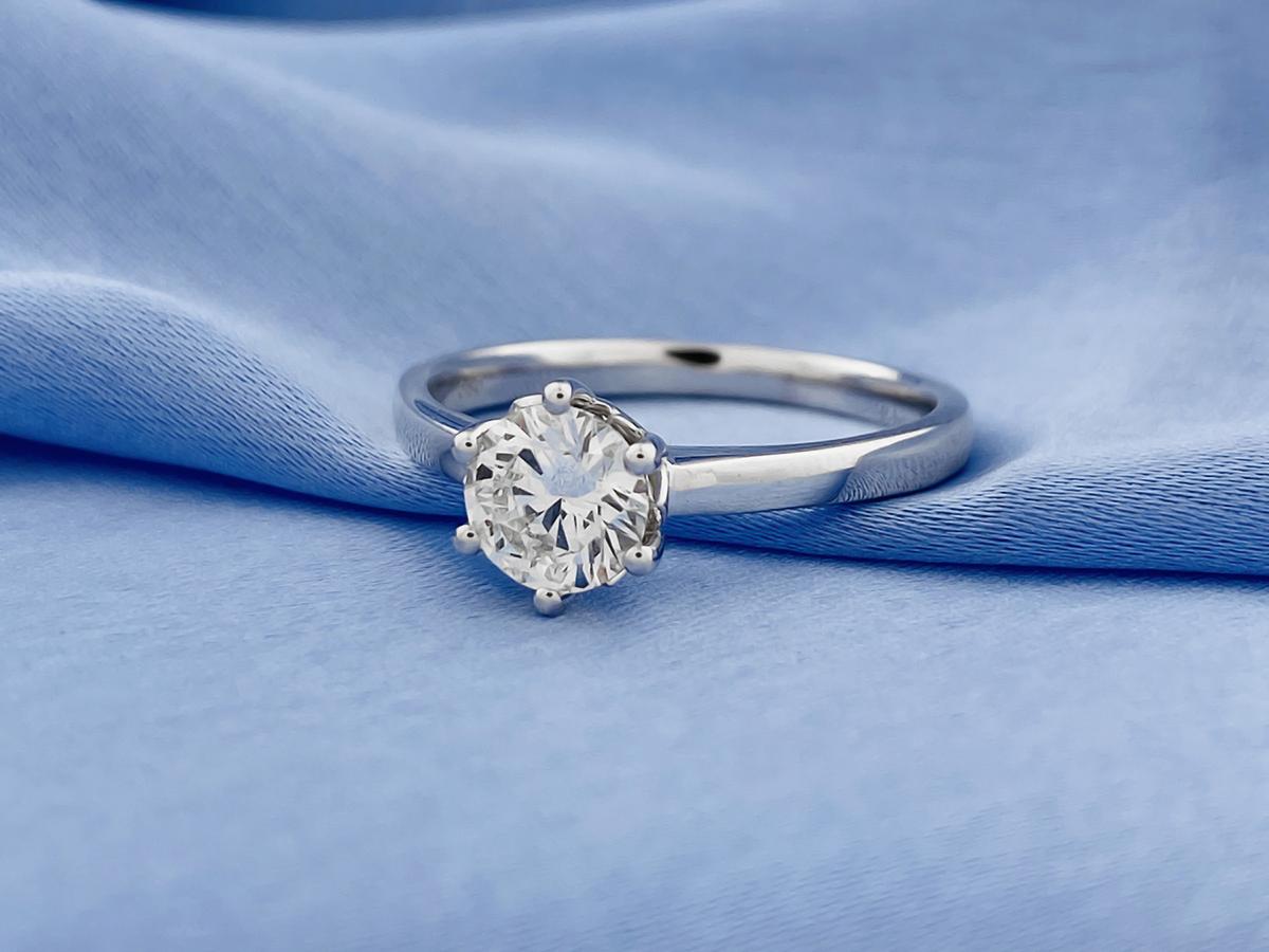 Taille brillant Bague de fiançailles solitaire en or blanc 14KT avec diamant rond classique en vente