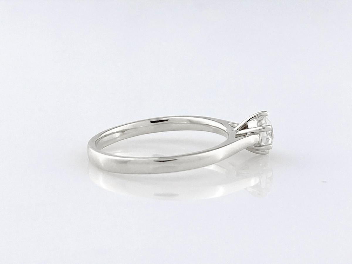 Anillo de compromiso solitario con diamante redondo clásico de oro blanco de 14 quilates en Nuevo estado para la venta en Antwerp, BE