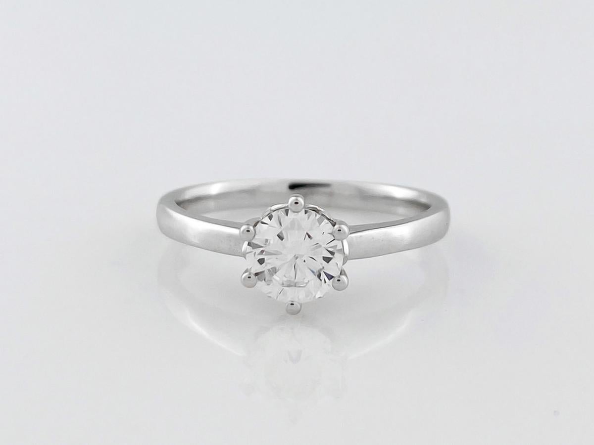 Bague de fiançailles solitaire en or blanc 14KT avec diamant rond classique Neuf - En vente à Antwerp, BE