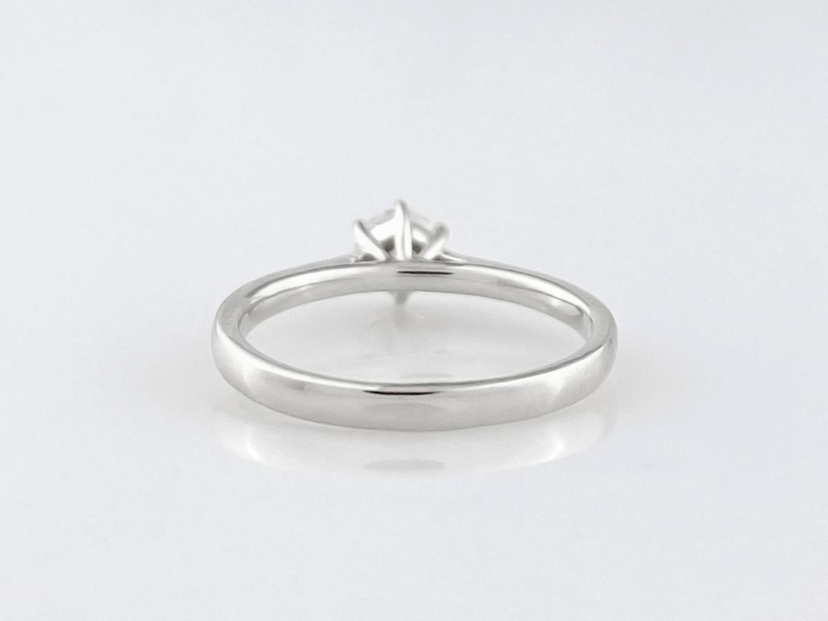 De las mujeres Anillo de compromiso solitario con diamante redondo clásico de oro blanco de 14 quilates en venta