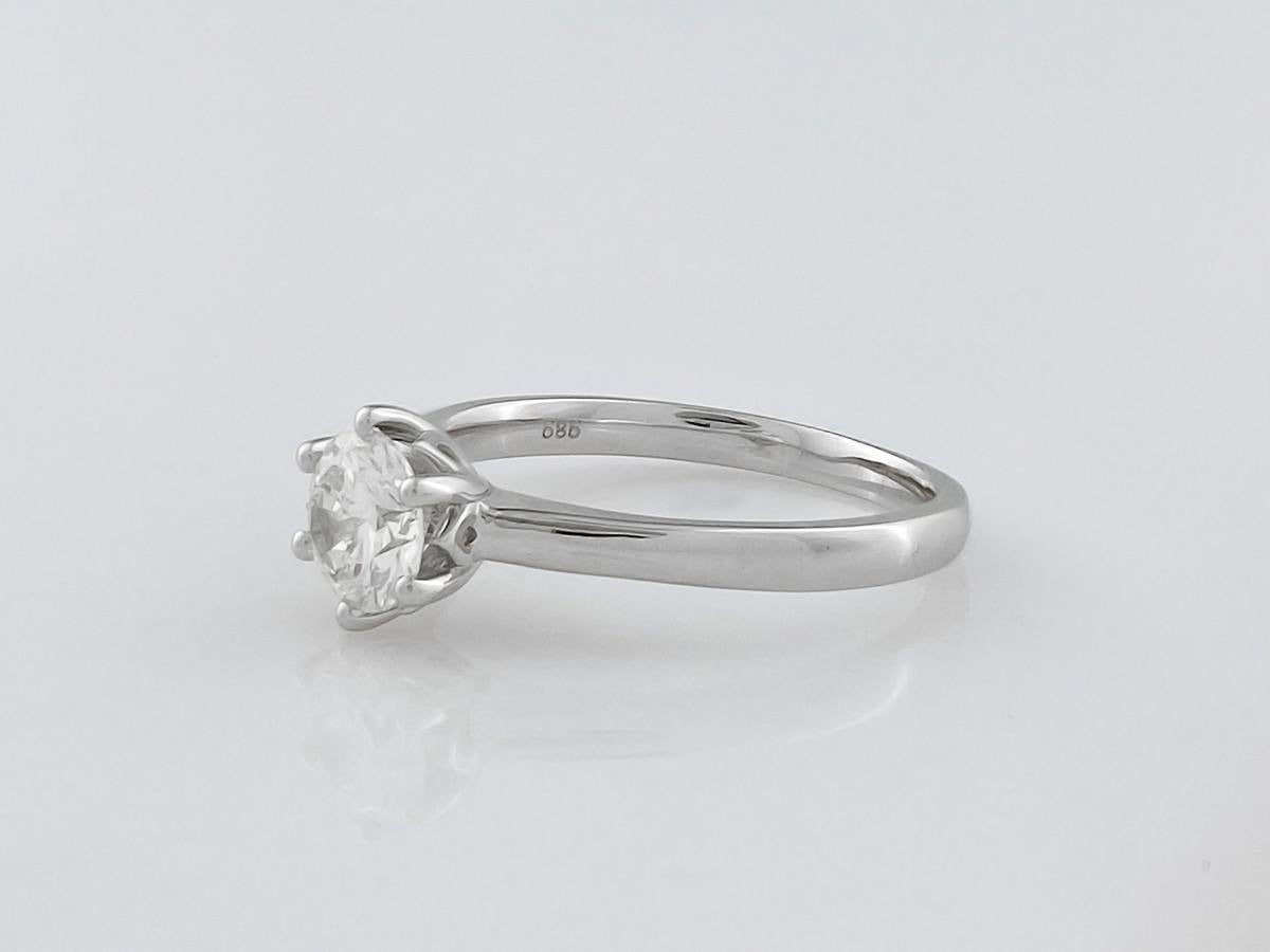 Bague de fiançailles solitaire en or blanc 14KT avec diamant rond classique Pour femmes en vente