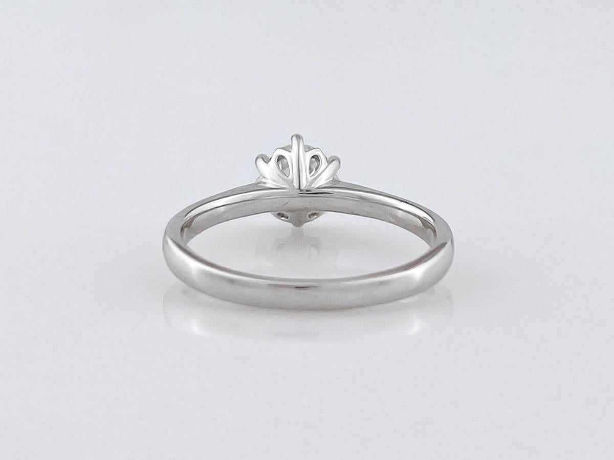 Bague de fiançailles solitaire en or blanc 14KT avec diamant rond classique en vente 2