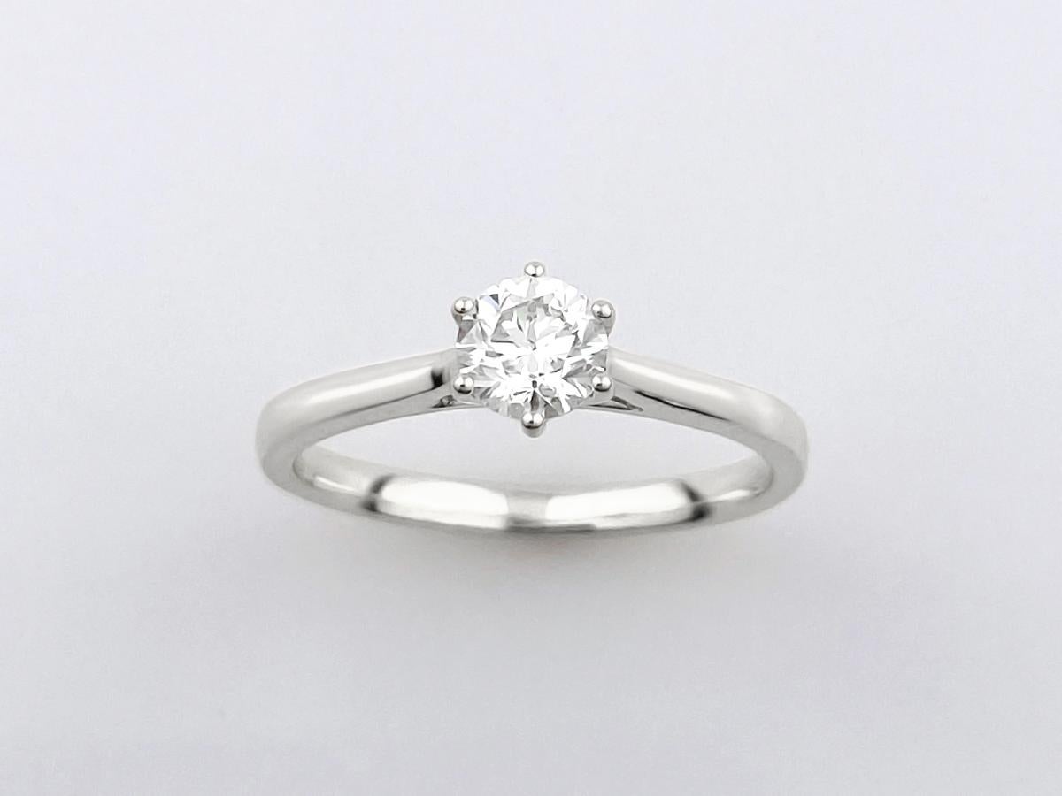 Anillo de compromiso solitario con diamante redondo clásico de oro blanco de 14 quilates en venta 3