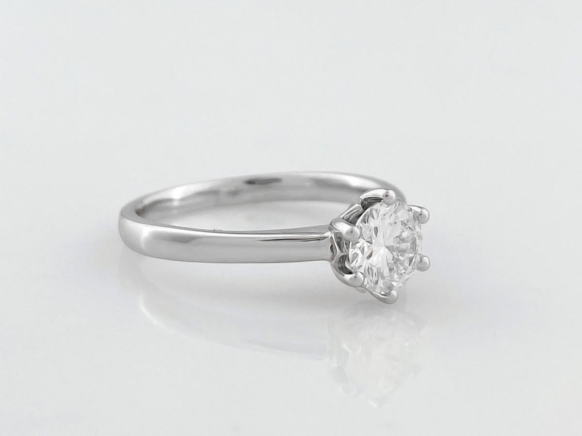 Bague de fiançailles solitaire en or blanc 14KT avec diamant rond classique en vente 3