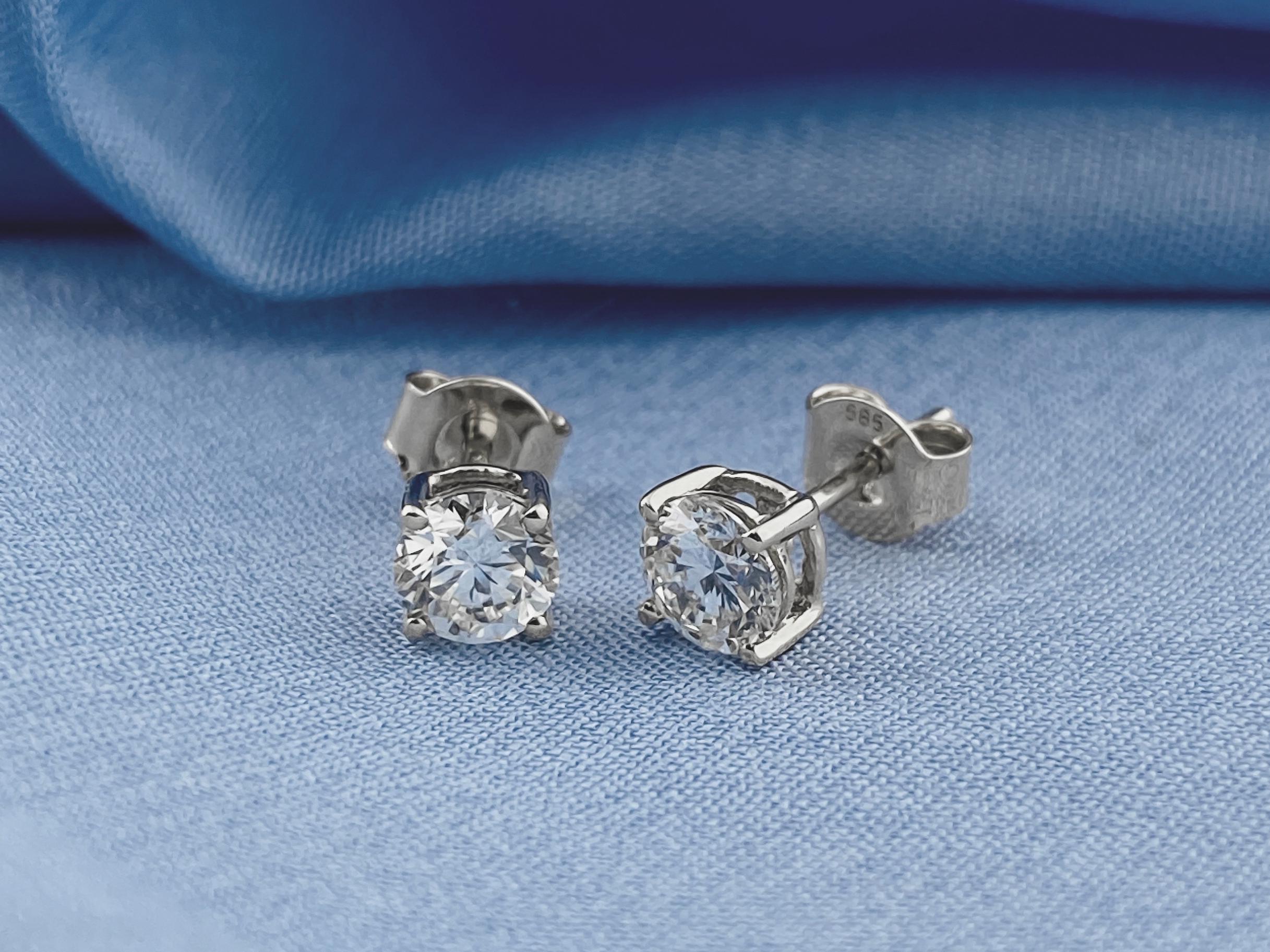 Orecchini classici con diamante rotondo in oro bianco 14KT in vendita 4