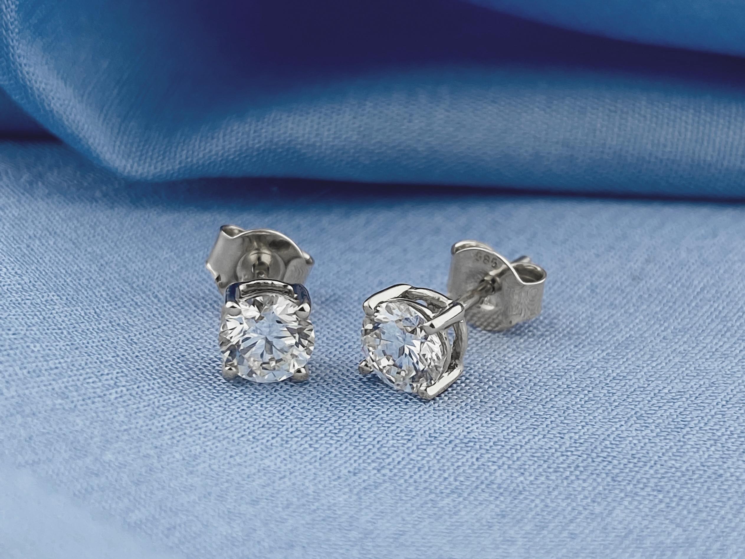 Questo classico paio di orecchini con diamanti offre un'eleganza duratura, adatta all'uso quotidiano o alle occasioni speciali. Realizzati in ricco oro bianco, questi orecchini presentano diamanti brillanti a taglio rotondo incastonati saldamente in