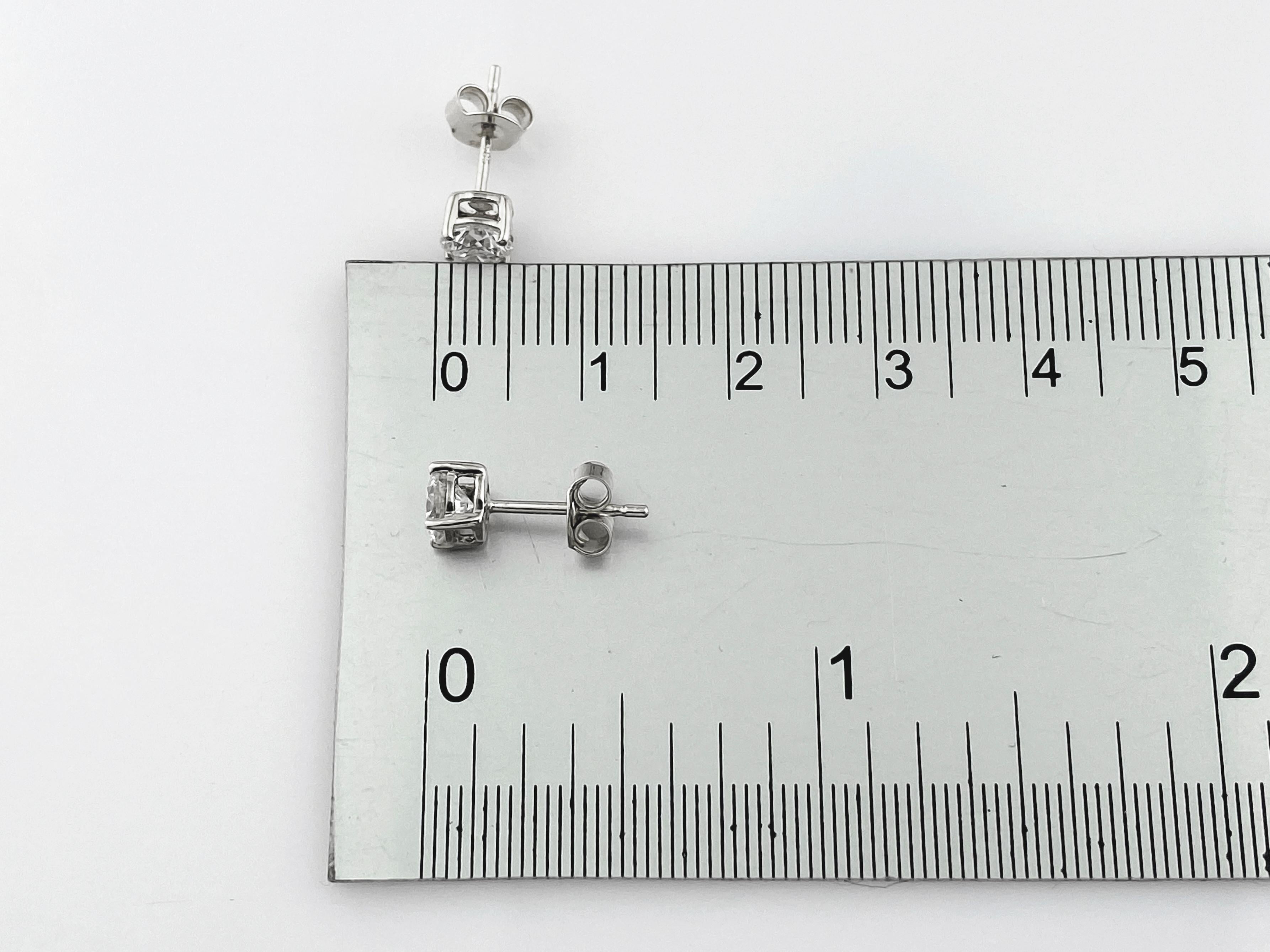 Orecchini classici con diamante rotondo in oro bianco 14KT in vendita 2