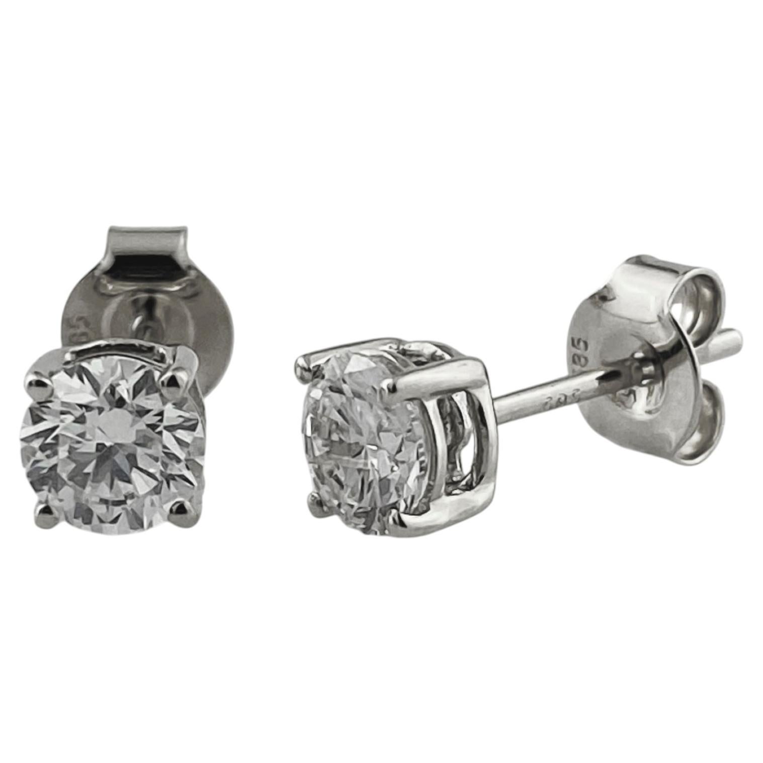 Pendientes clásicos de oro blanco de 14 quilates con diamantes redondos
