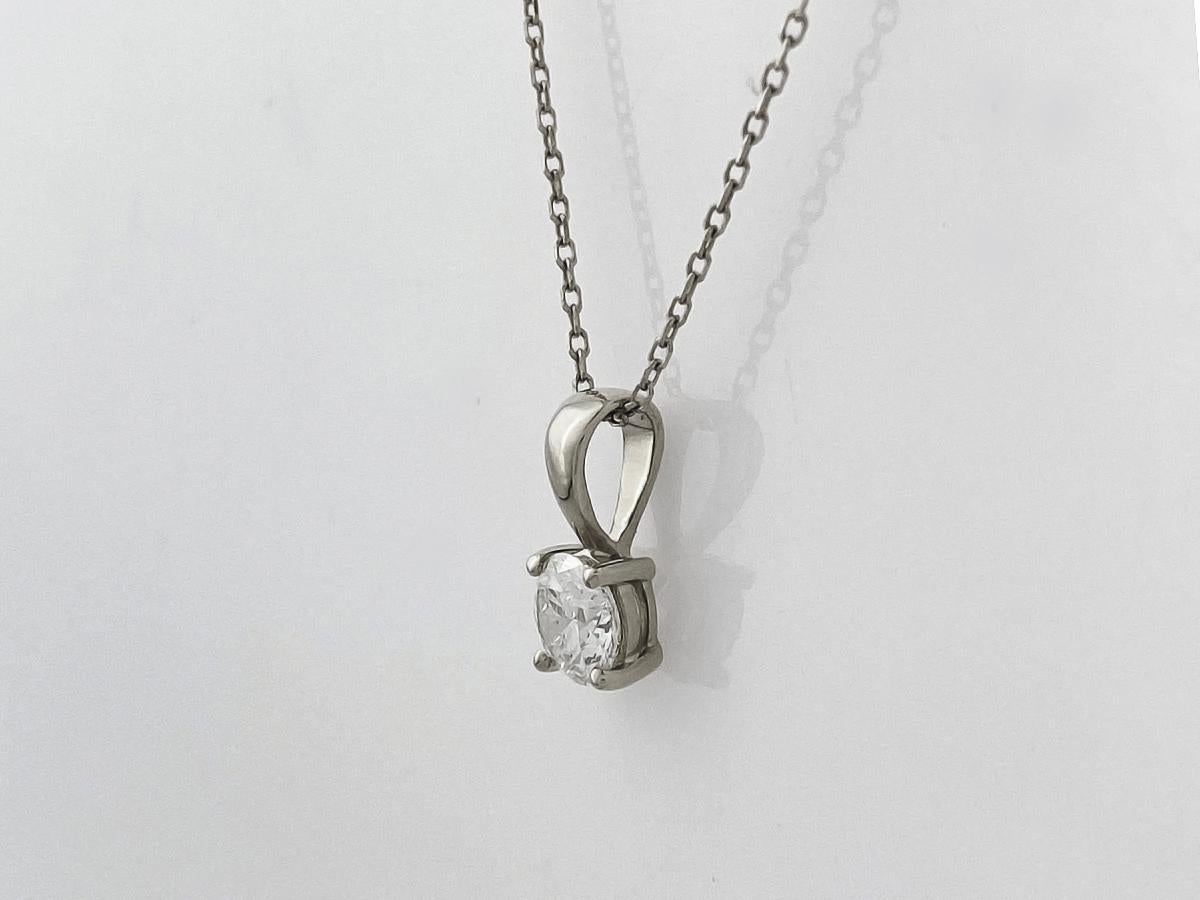 Contemporaneo Collana con ciondolo con diamante solitario rotondo classico in oro bianco 14KT in vendita