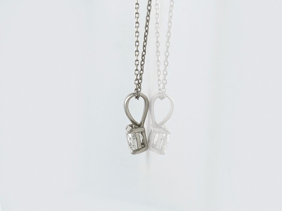 Taglio rotondo Collana con ciondolo con diamante solitario rotondo classico in oro bianco 14KT in vendita