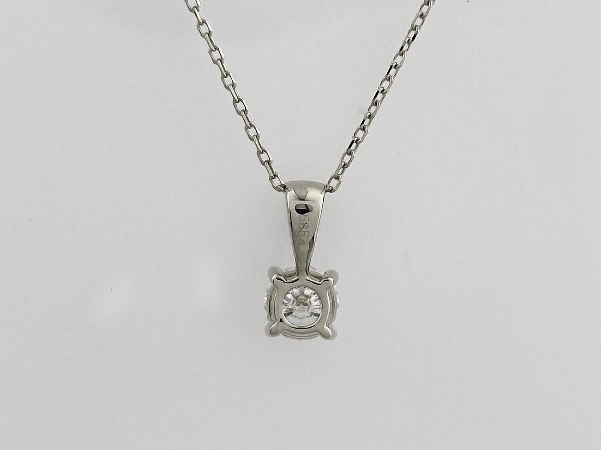 Collana con ciondolo con diamante solitario rotondo classico in oro bianco 14KT In condizioni Nuovo in vendita a Antwerp, BE