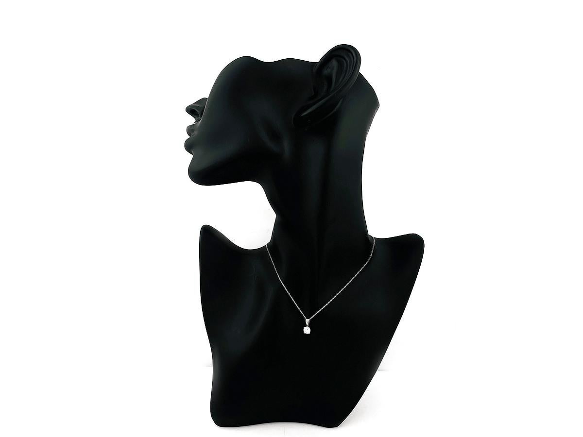 Donna Collana con ciondolo con diamante solitario rotondo classico in oro bianco 14KT in vendita