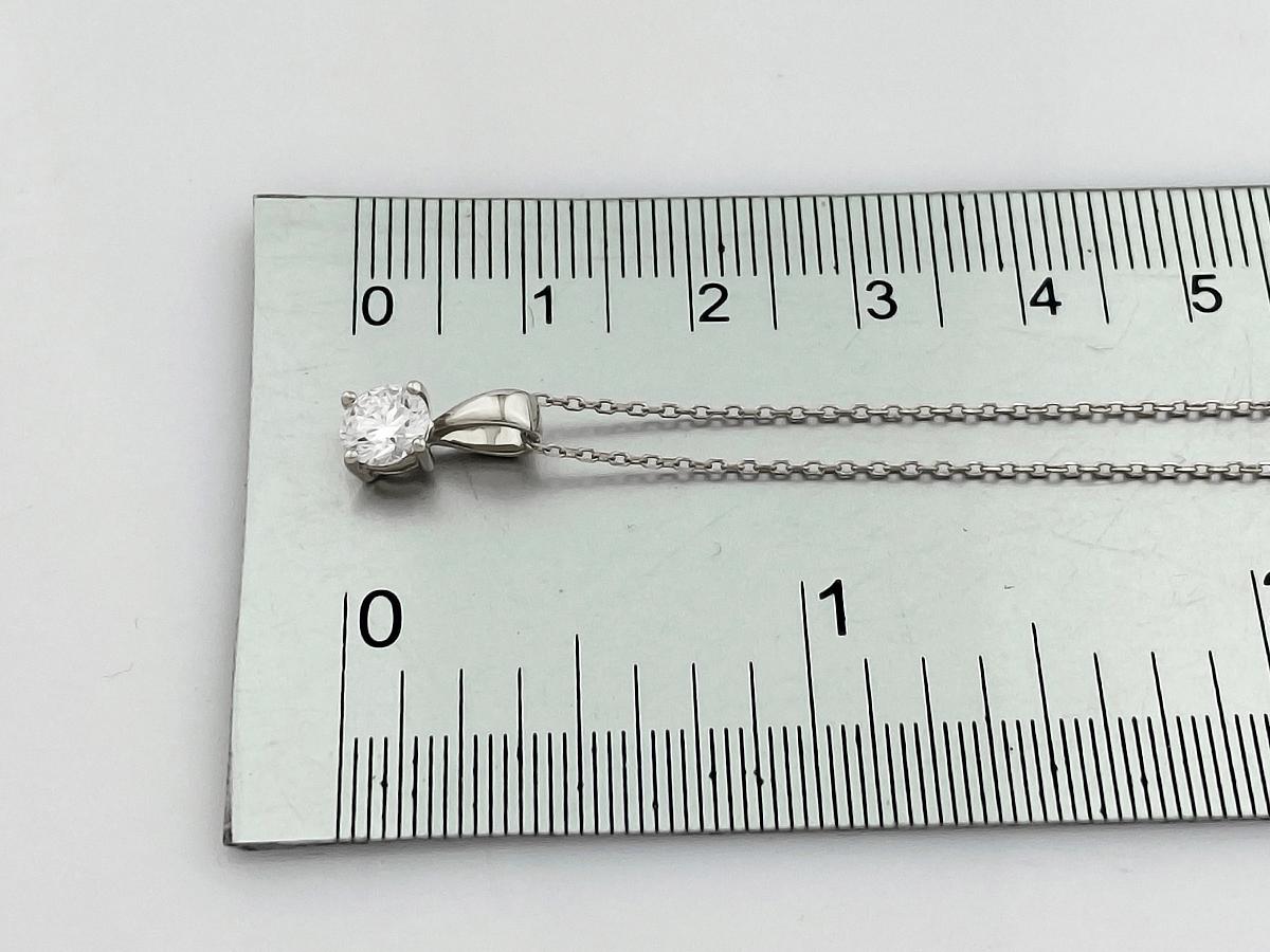 Collana con ciondolo con diamante solitario rotondo classico in oro bianco 14KT in vendita 1