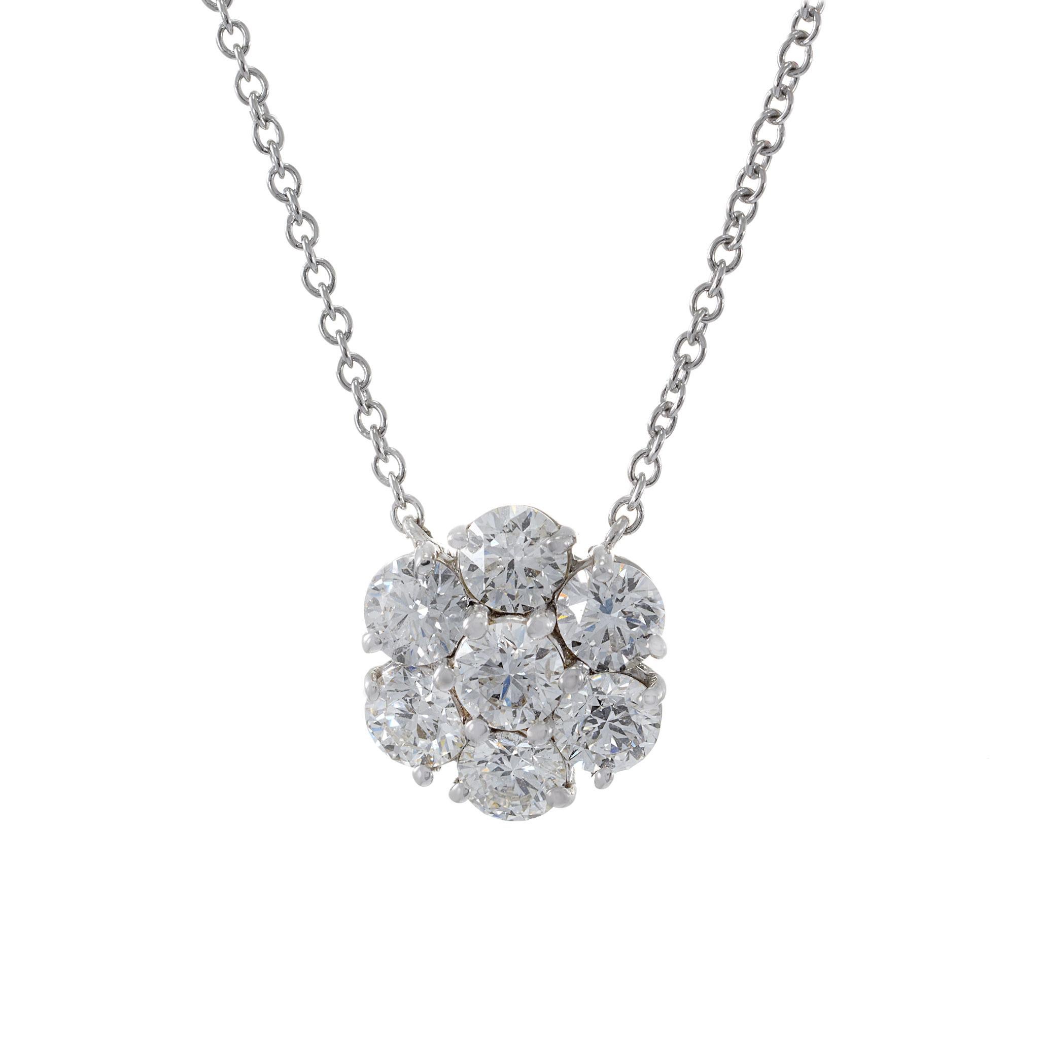 Fai una dichiarazione con questo pendente a grappolo in oro bianco 14KT, che mostra la brillantezza di sette diamanti rotondi con taglio a brillante per un totale di 2,30 carati. I diamanti vantano un colore G e una purezza VS1-SI1, assicurando una