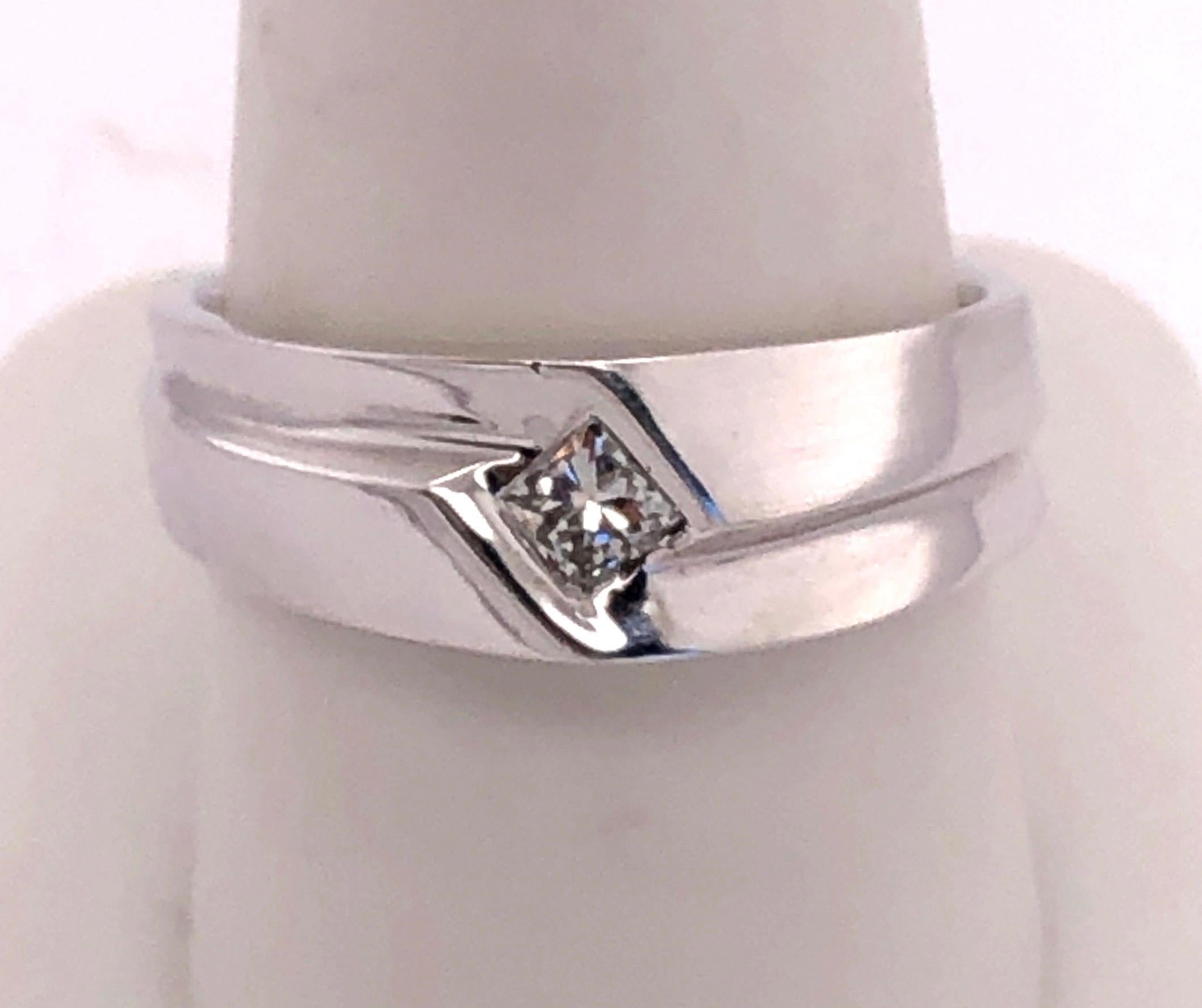 Round Cut 14 Karat White Gold Contemporary Ring with .25 Total Diamond Weight For Sale