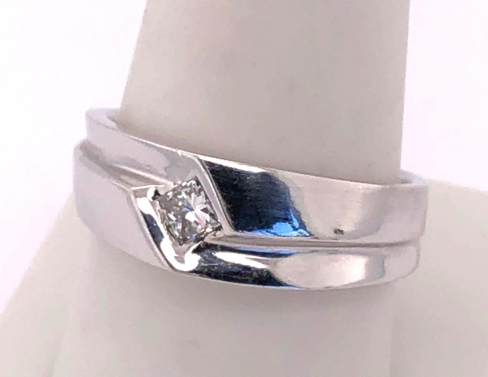 Women's or Men's 14 Karat White Gold Contemporary Ring with .25 Total Diamond Weight For Sale