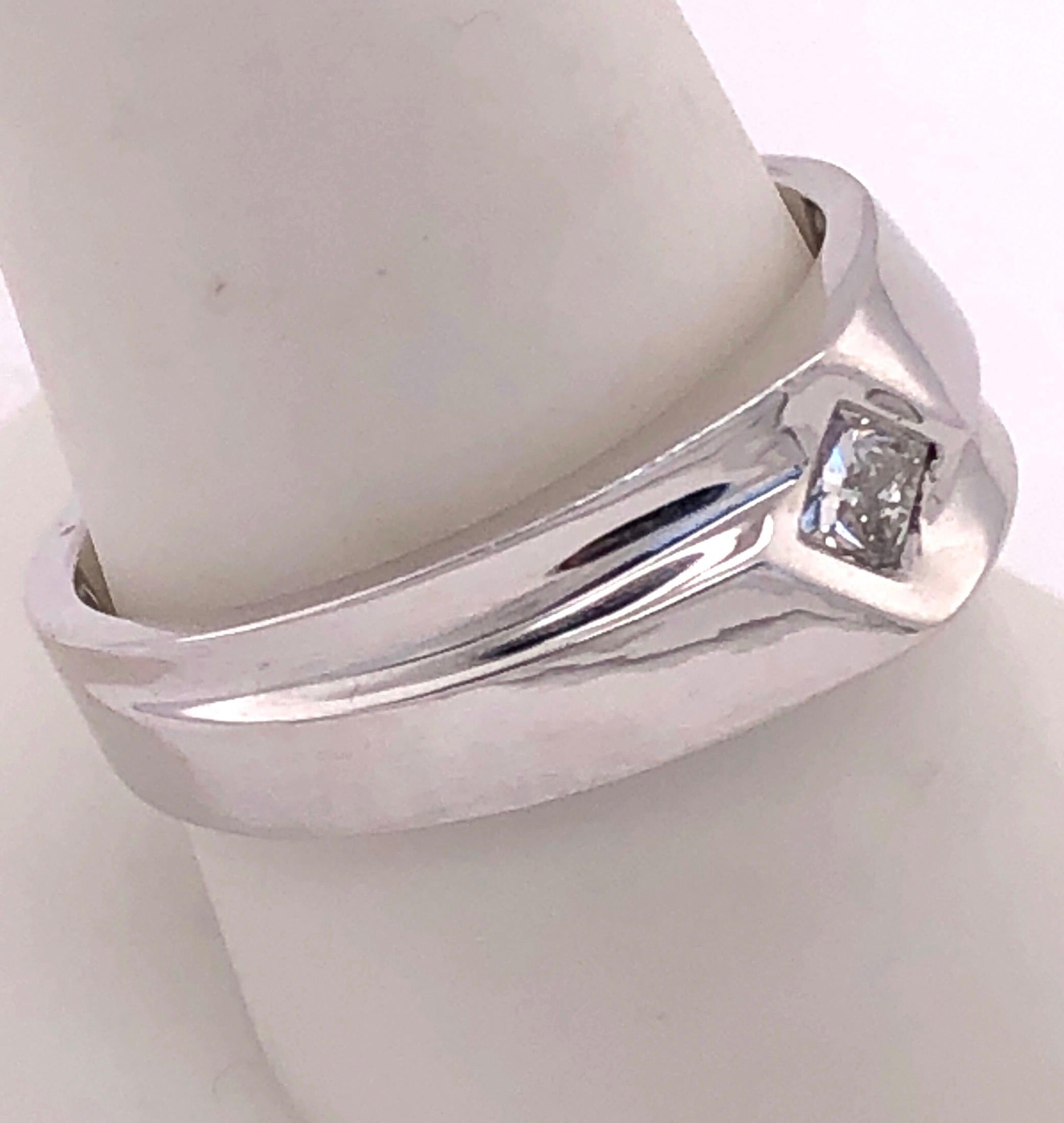 14 Karat White Gold Contemporary Ring with .25 Total Diamond Weight For Sale 1