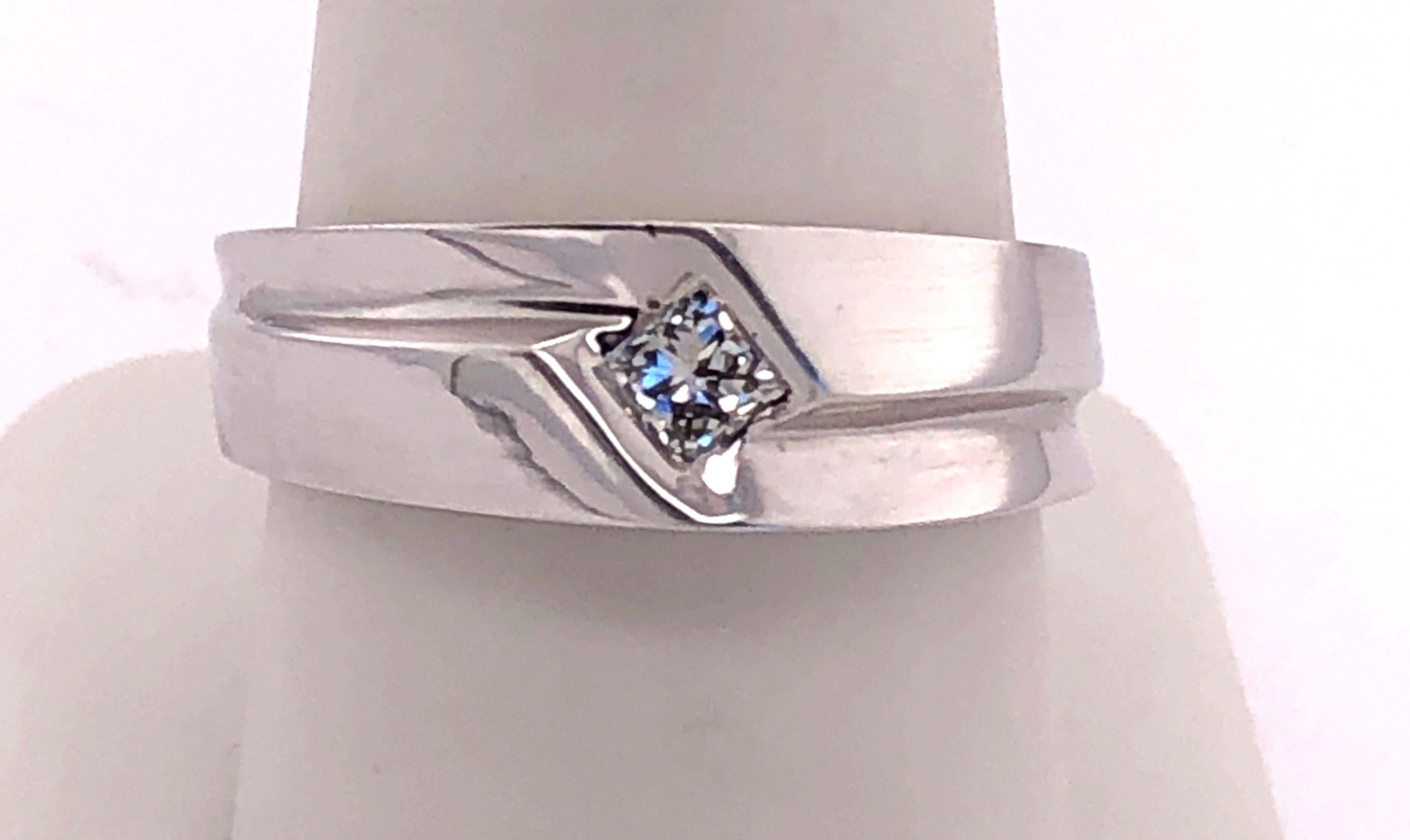 14 Karat White Gold Contemporary Ring with .25 Total Diamond Weight For Sale 3