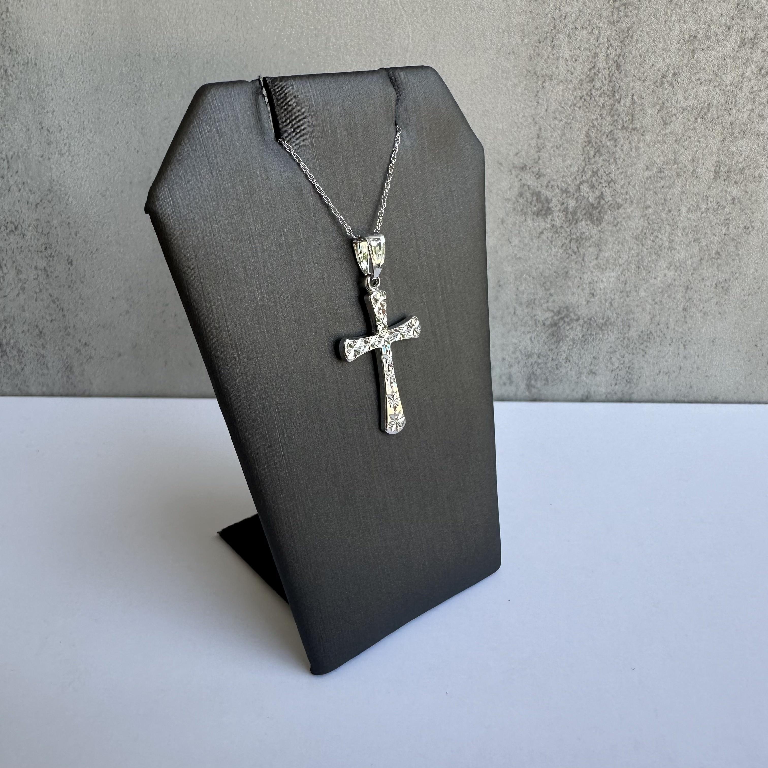 Arricchisci la tua collezione di gioielli con questa splendida collana con croce in oro bianco 14kt. Questa collana combina una bellezza senza tempo con un'eleganza moderna, perfetta per ogni occasione.
Artigianato e qualità: Realizzata con maestria