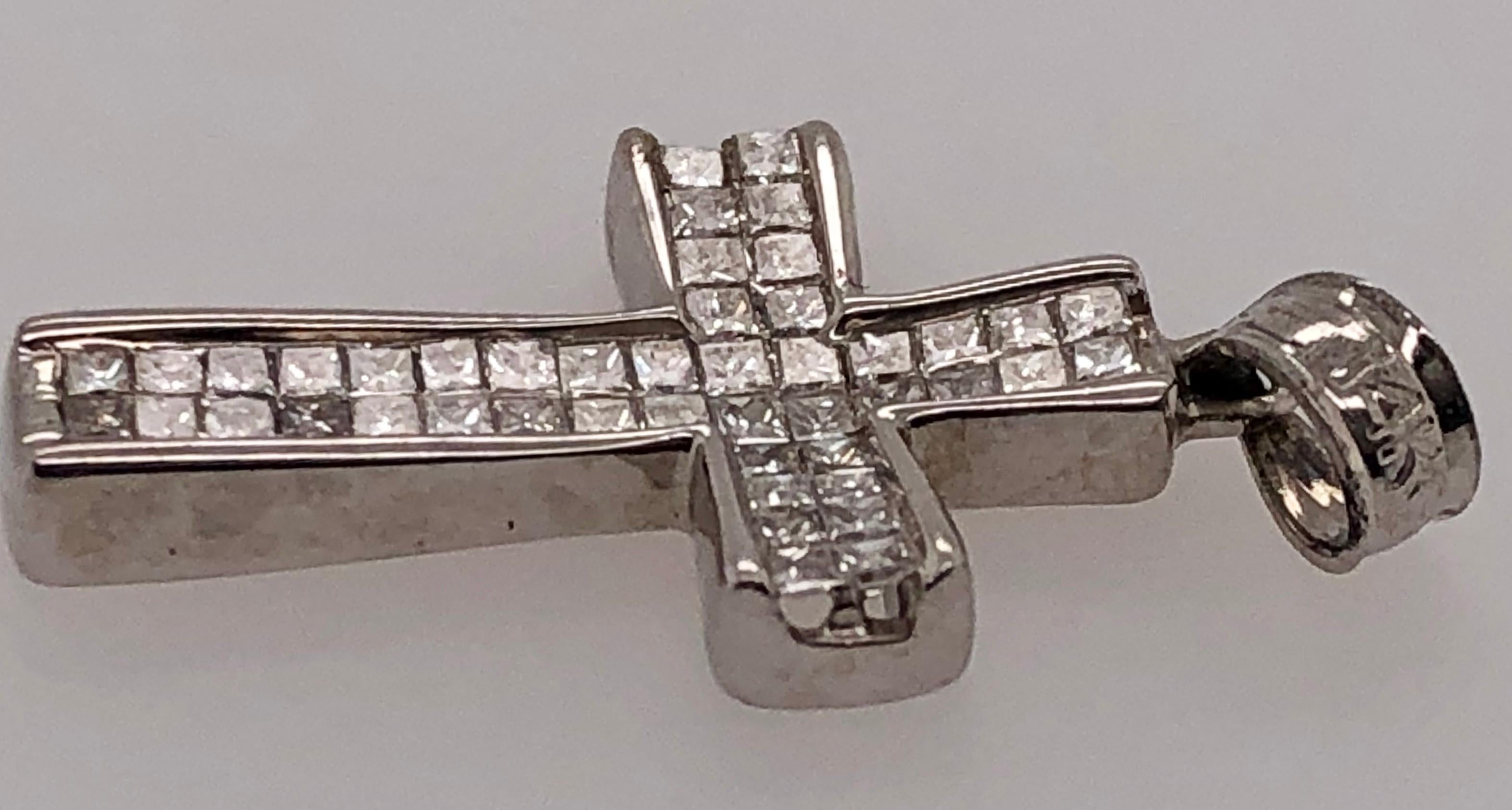 pendentif en forme de croix en or blanc 14Kt avec diamants coussins carrés 1,00 poids total de diamants
poids total de 2 grammes.