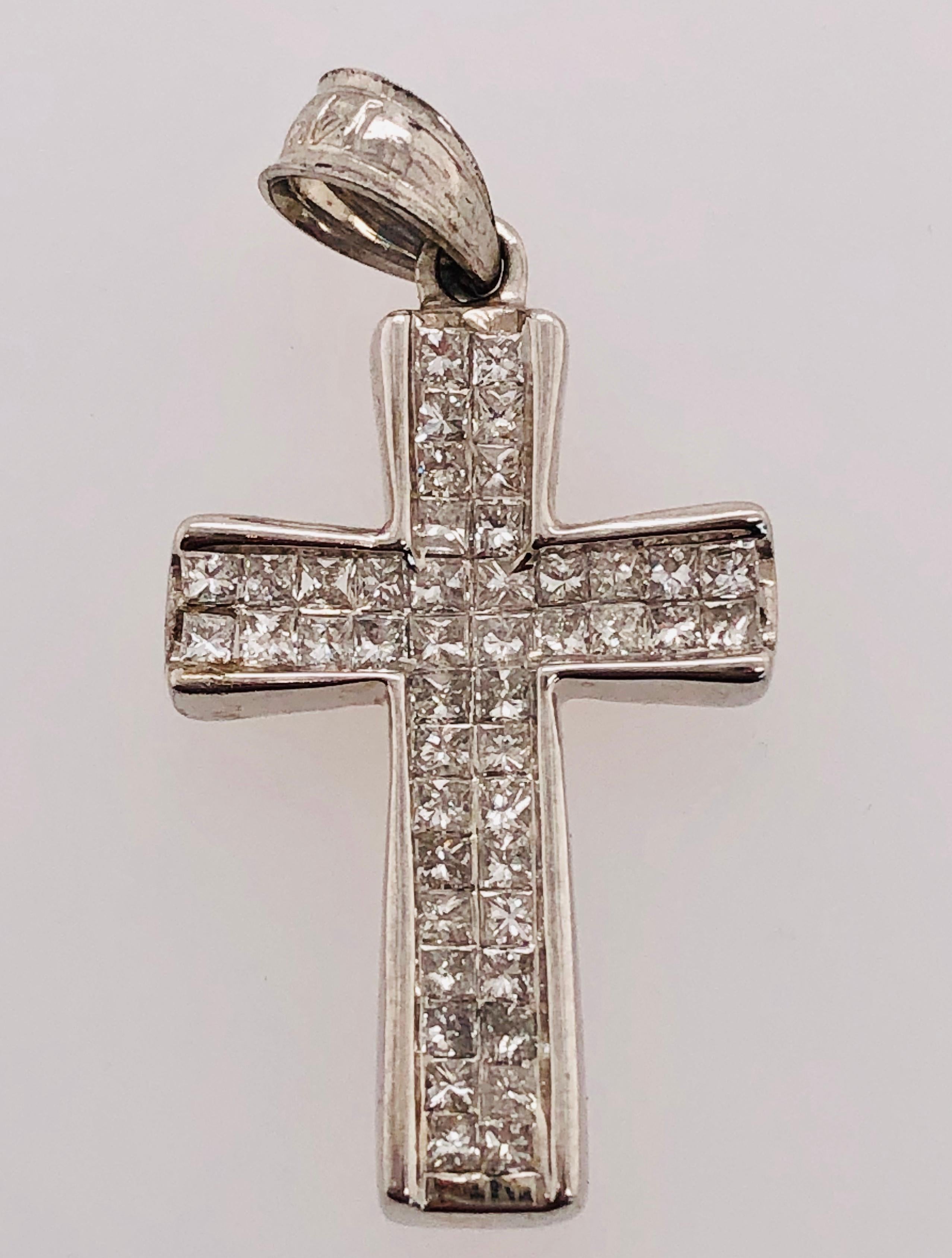 14 Karat White Gold Cross Pendant with Square Cushion Diamond 1.00 TDW In Good Condition For Sale In Stamford, CT