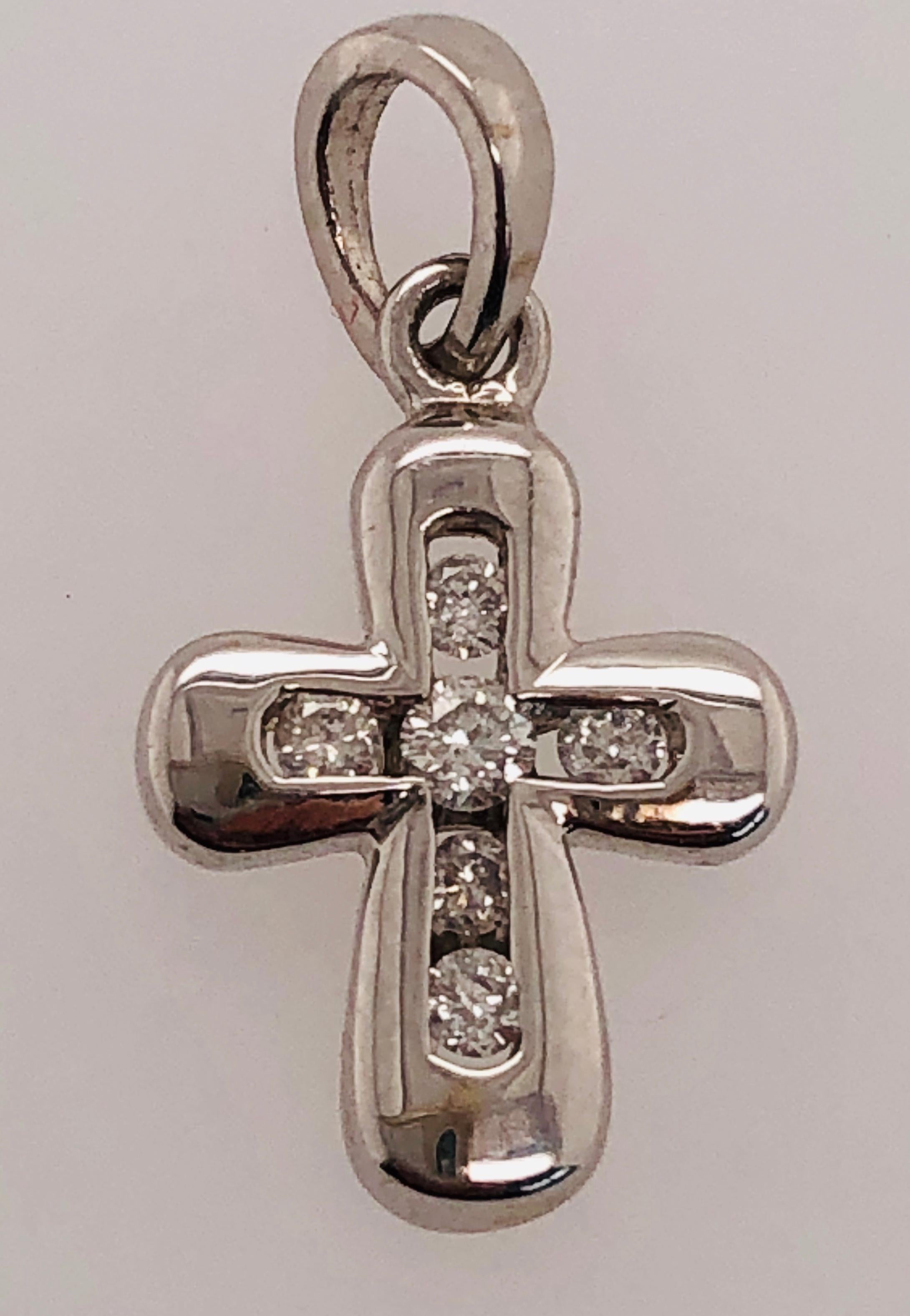 Taille ronde Pendentif croix / pendentif religieux en or blanc 14 carats Poids total des diamants 0,10 carat en vente