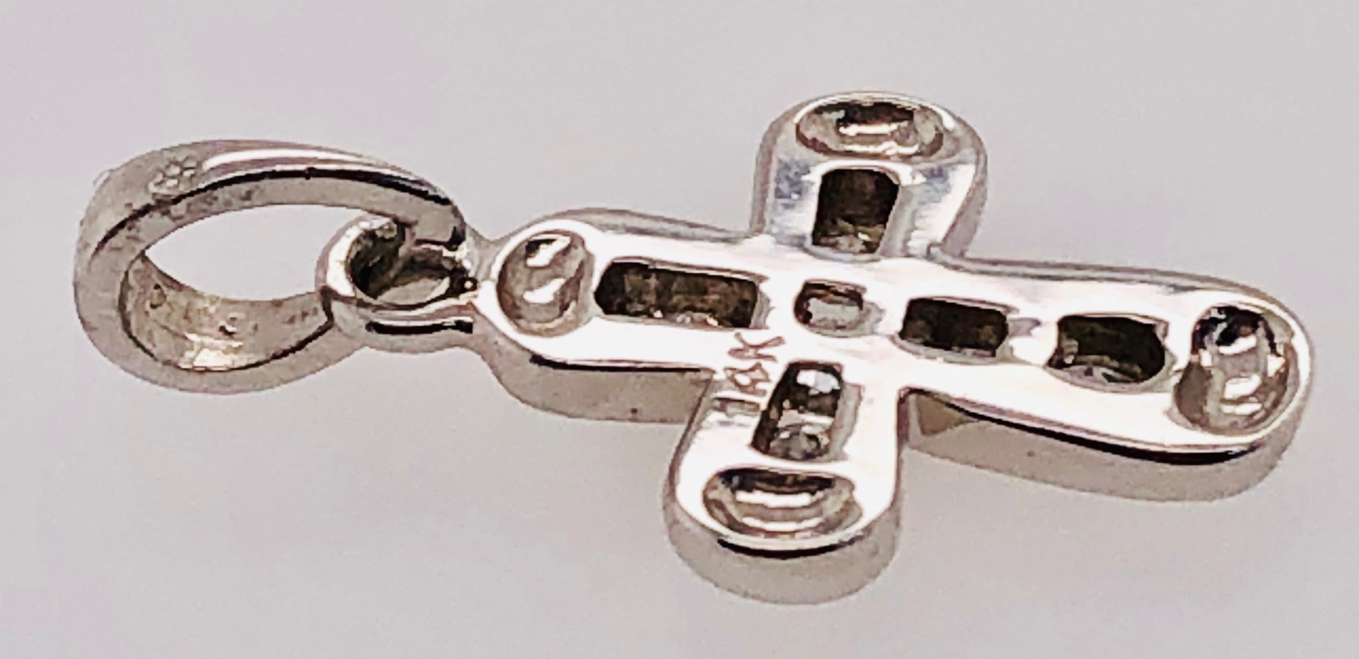 Pendentif croix / pendentif religieux en or blanc 14 carats Poids total des diamants 0,10 carat Bon état - En vente à Stamford, CT
