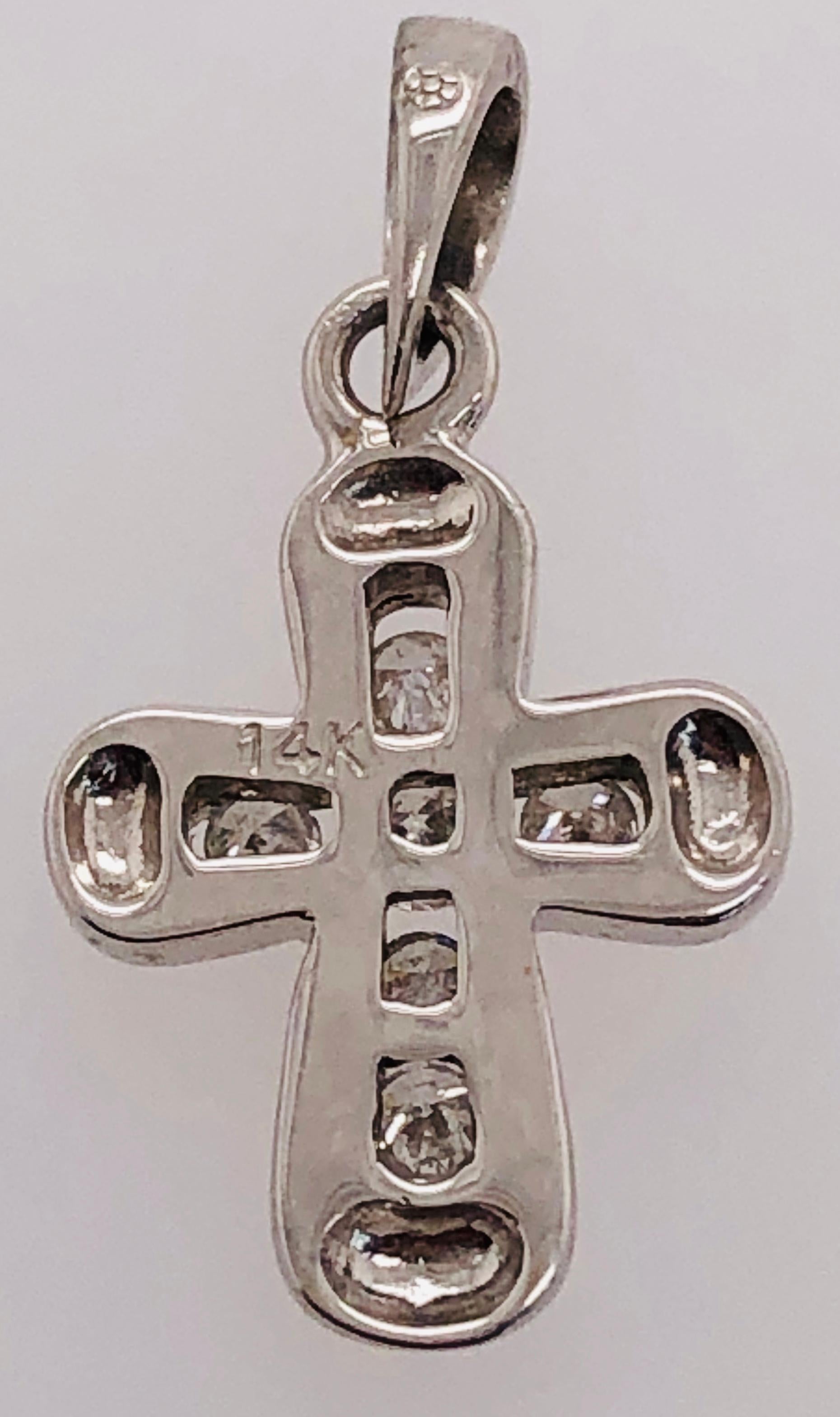 Pendentif croix / pendentif religieux en or blanc 14 carats Poids total des diamants 0,10 carat Unisexe en vente