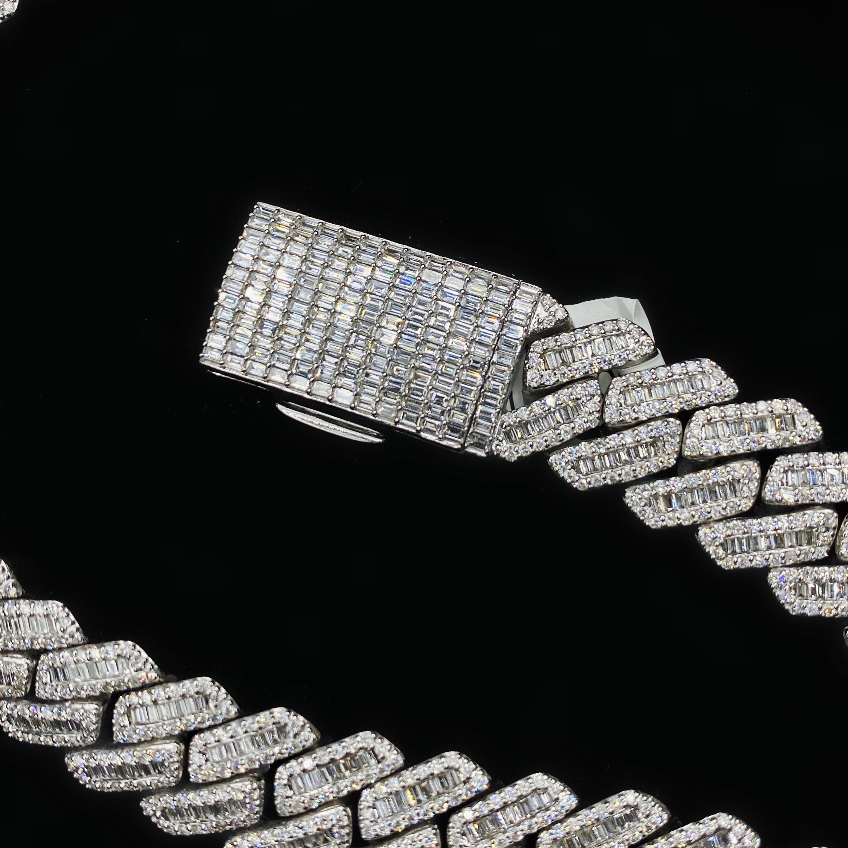 14kt White Gold Cuban Link Chain with 31.20ct Diamonds In Excellent Condition For Sale In New York, NY