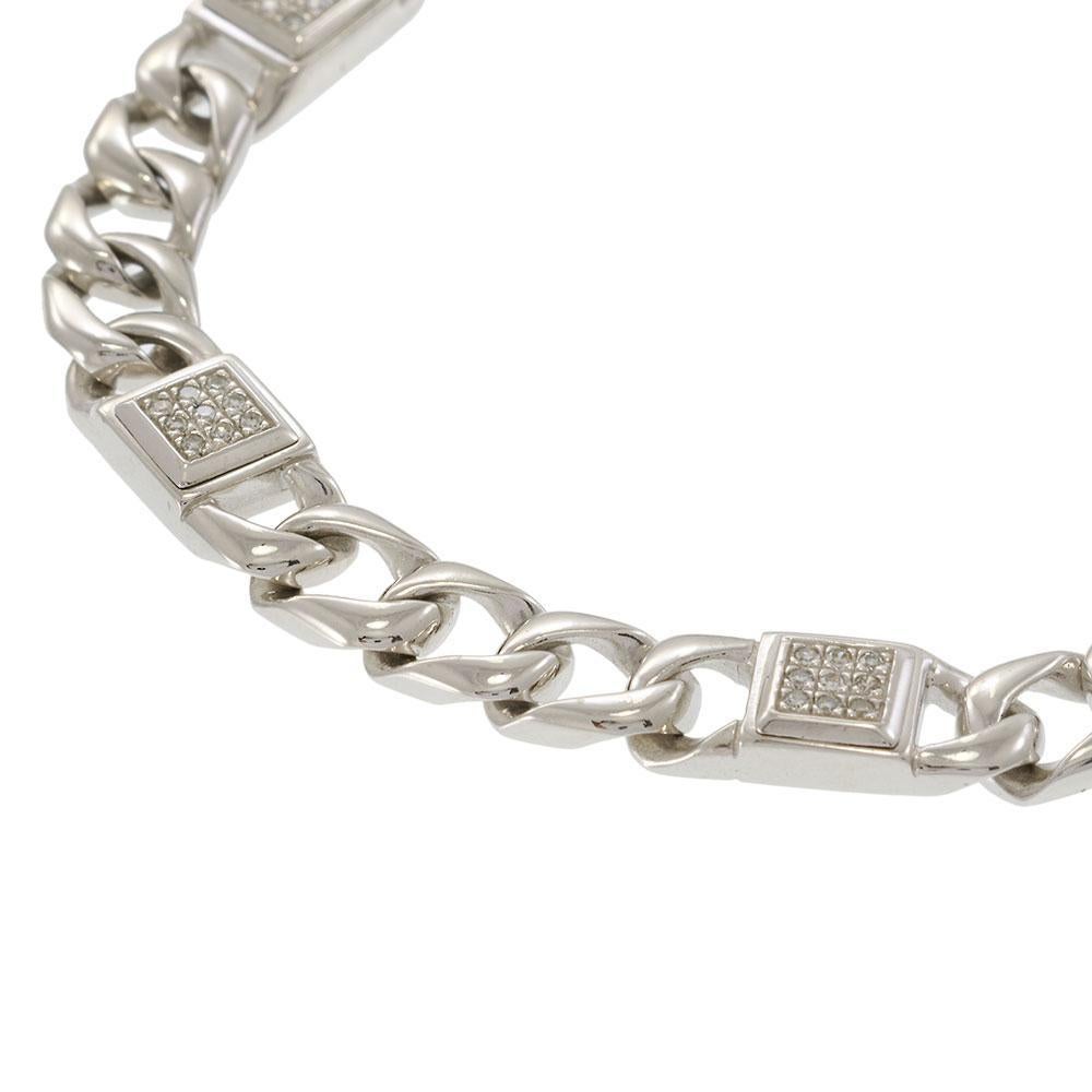 Un pezzo audace e raffinato realizzato per distinguersi. Questo bracciale a maglie cubane in oro bianco 14KT è caratterizzato da stazioni quadrate con pavé di diamanti a taglio singolo per un totale di 0,65 carati. Un look pulito e moderno con un