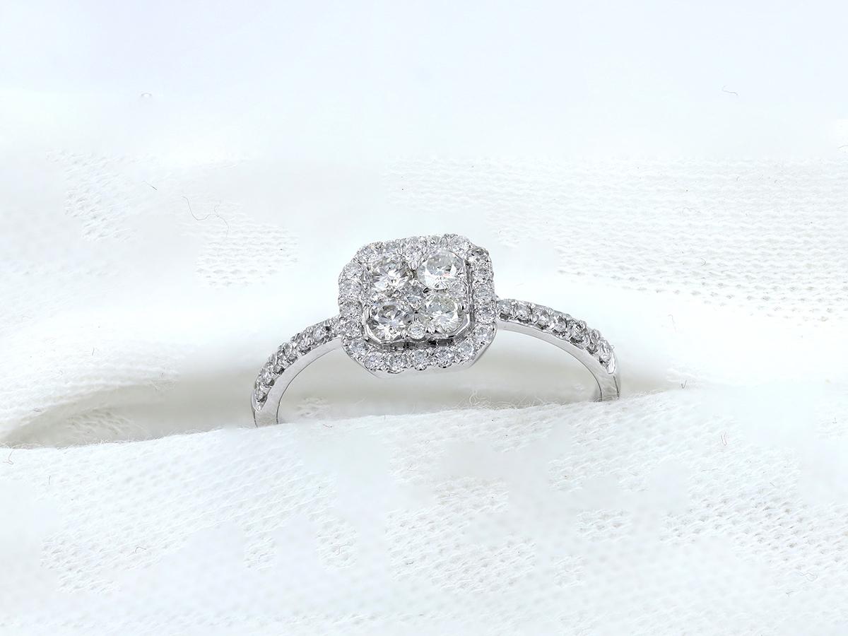 In der Mitte des Rings befindet sich ein quadratischer, kissenförmiger Cluster kleinerer Diamanten, der von einem 