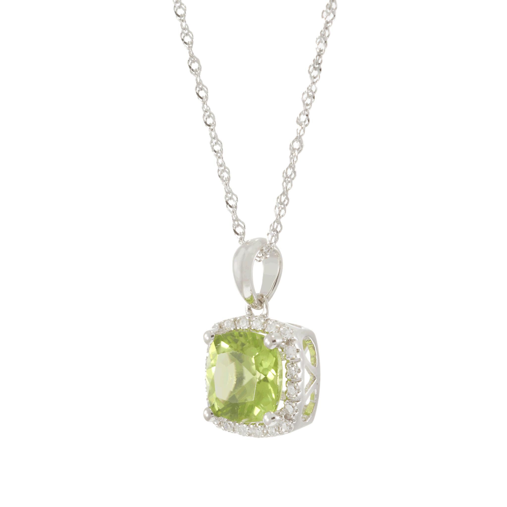 Taille coussin Collier pendentif halo en or blanc 14KT à péridot taille coussin et diamant en vente