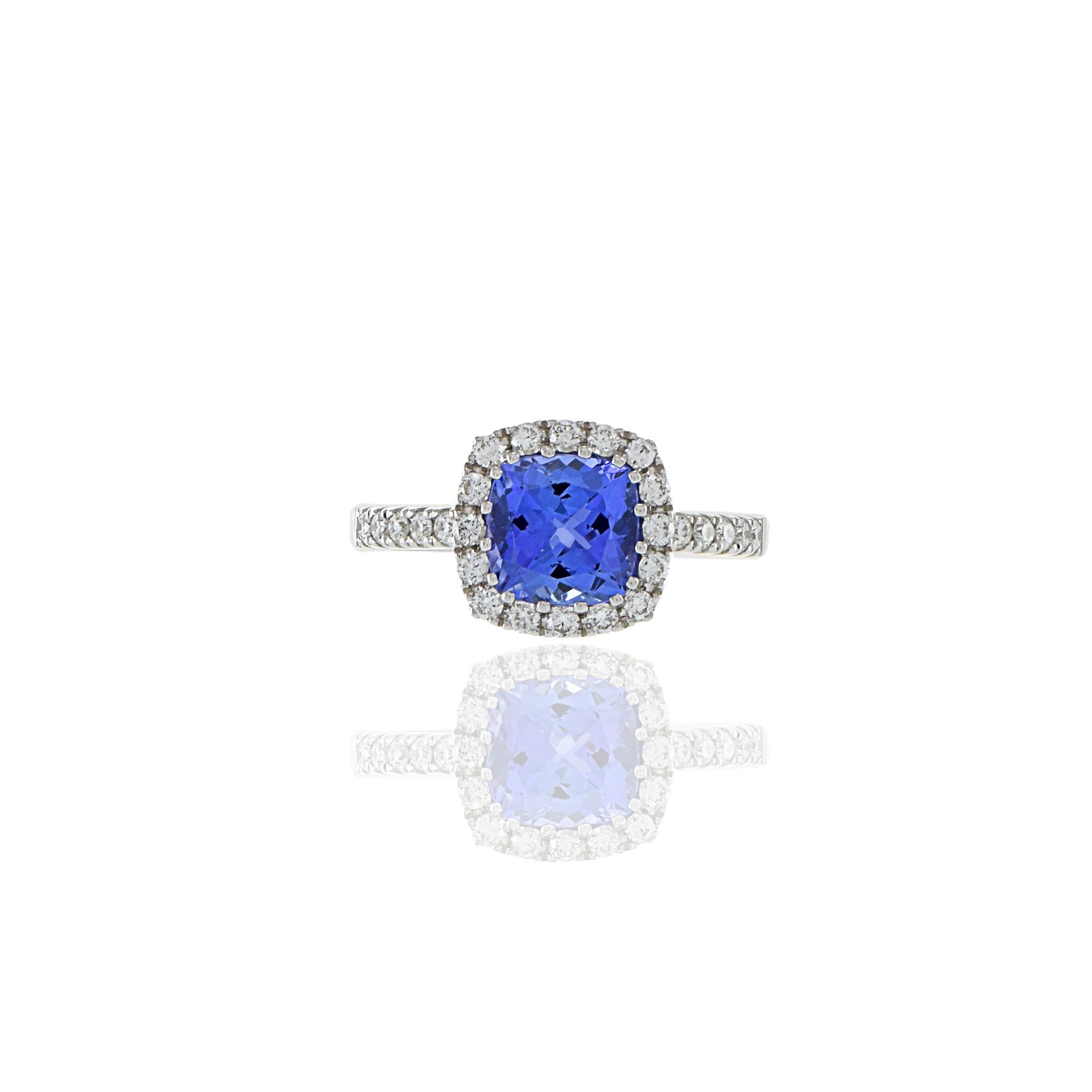 Anillo de oro blanco de 14 quilates con tanzanita en cojín y diamantes Moderno en venta